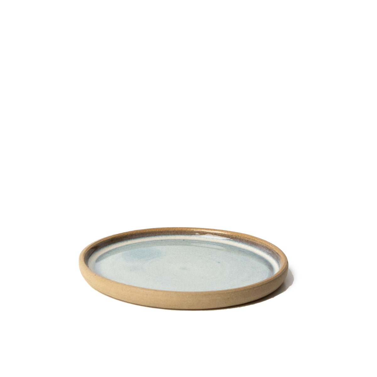Het AB Ceramics Bordje Mini Geel Opaal/Blauw 12 cm is een rond, ondiep, handgebakken minibordje van steengoed met een lichtbruine rand en lichtblauw geglazuurd midden, afgebeeld op een effen witte ondergrond.