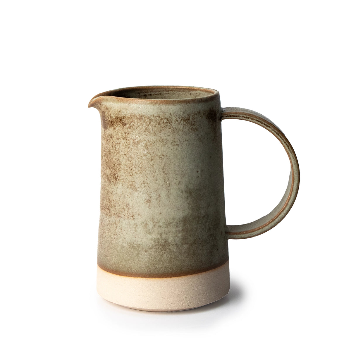 De AB Ceramics Karaf Wit Mos 70 cl is handgedraaid en heeft een moskleurig glazuur met natuurlijke witte klei. De ronde karaf heeft een brede handgreep, licht uitlopende tuit en staat op een witte basis.