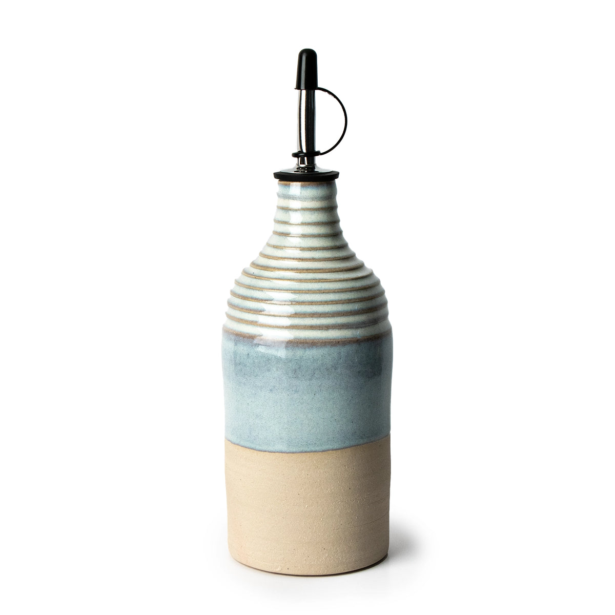 De AB Ceramics Olijfolie Fles Ribbel Wit Opaal 45 cl is een handgeblazen olijfolie fles van keramiek met een beige basis, lichtblauw midden, geribbelde witte bovenkant, metalen tuit en zwarte dop van AB Ceramics.