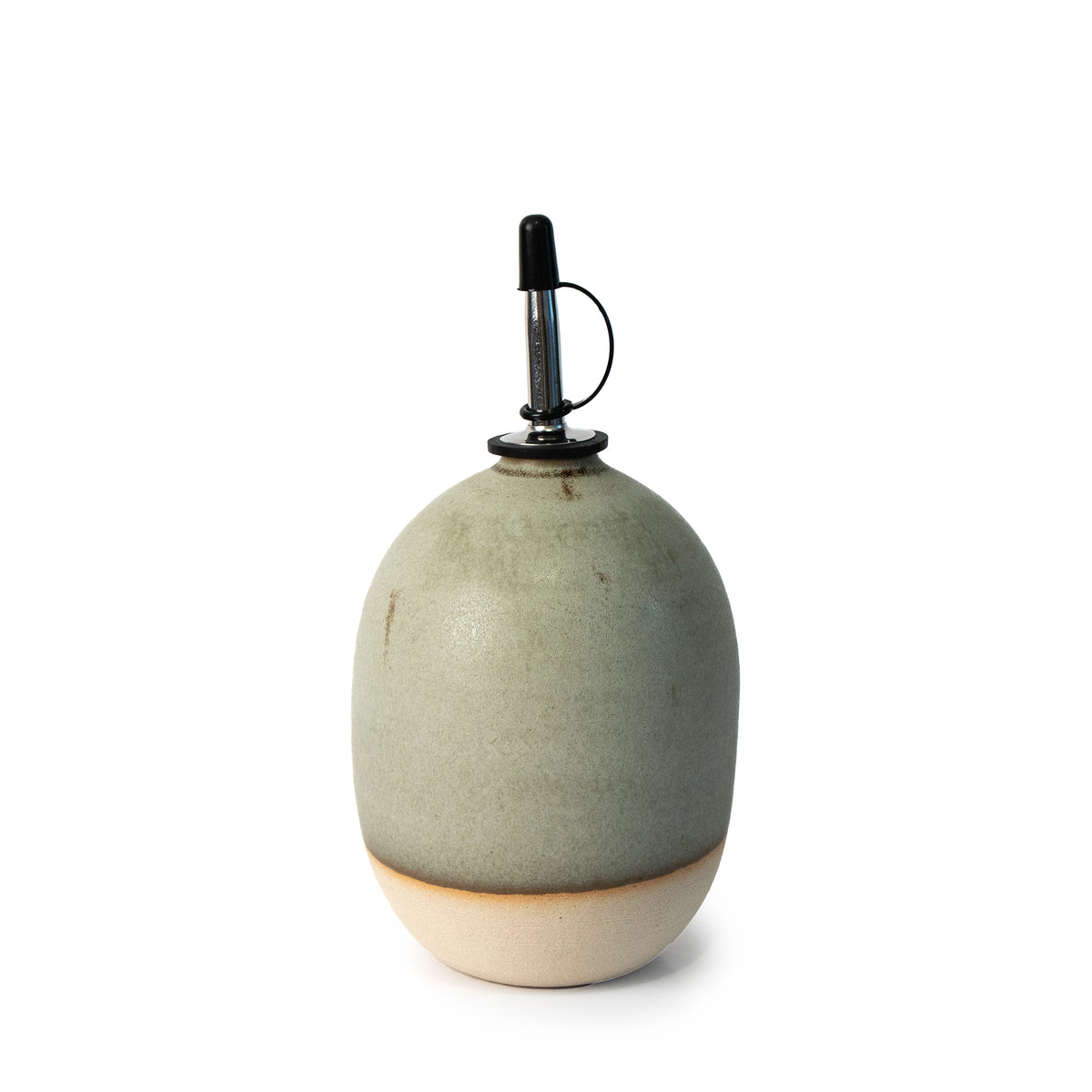 De AB Ceramics Olijfolie Fles Wit Mos 60 cl heeft een rond, handgegoten keramisch ontwerp met een mat lichtgroen glazuur en een beige basis, met daarop een metalen en zwart rubberen schenktuit - een elegant AB Ceramics keukenaccessoire tegen een witte achtergrond.