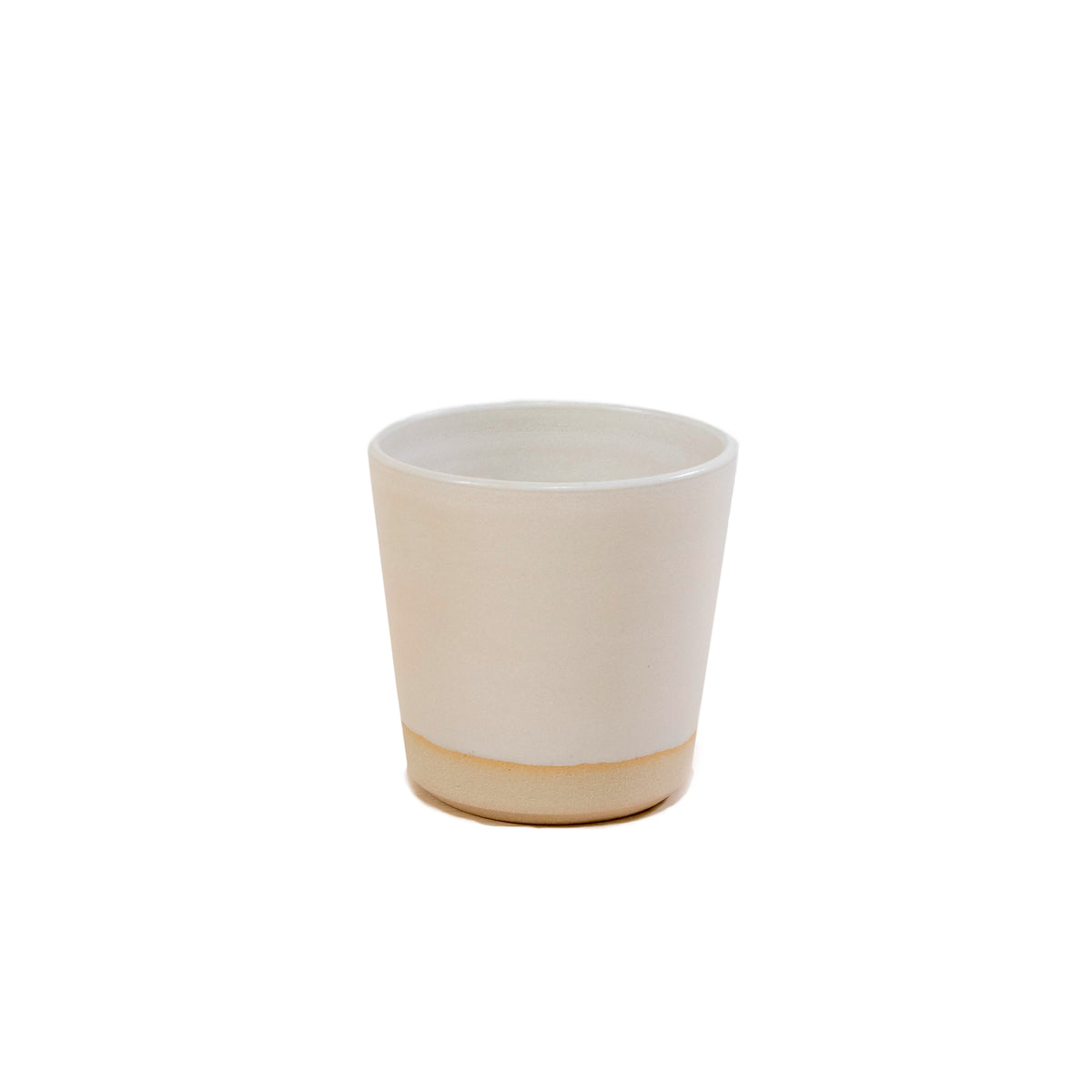 De AB Ceramics Beker Wit Mat Wit 20 cl is een handgemaakte beker in mat gebroken wit steengoed, afgewerkt met een natuurlijke beige band aan de onderkant, afgebeeld tegen een eenvoudige witte achtergrond.