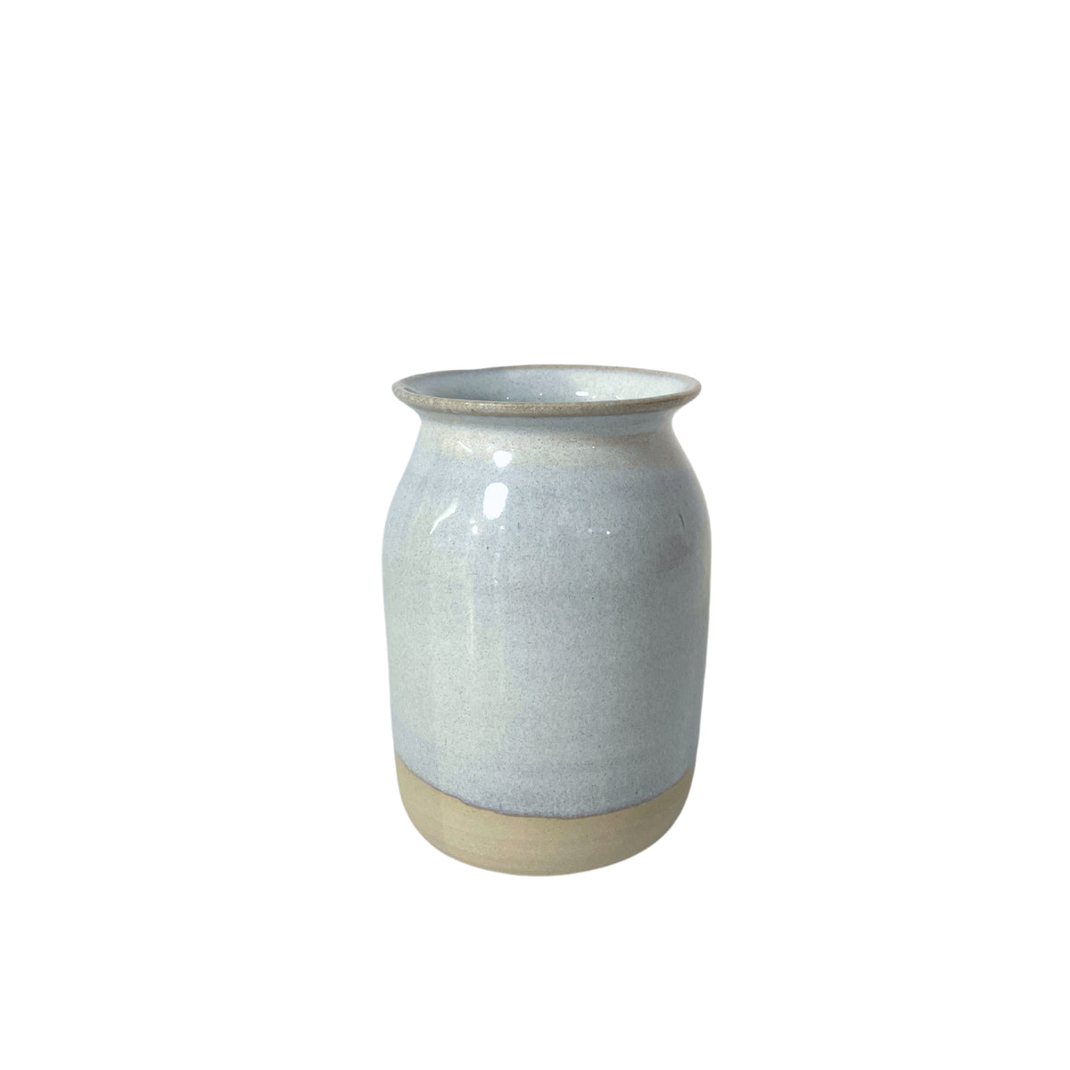 Het AB Ceramics Vaasje Wit Opaal van AB Ceramics is een vaas van wit steengoed klei, met een brede mond, opaal glazuur lichtgrijze bovenkant, matbeige basis en tegen een effen witte achtergrond.