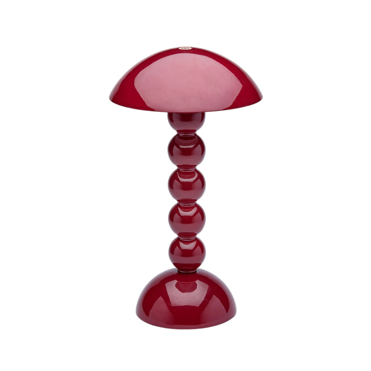 De Addison Ross Bobbin Lamp LED Oplaadbaar Kersenrood is een moderne draadloze lamp met een kersenrood glanzende afwerking, bol segmenten in de voet en een koepelvormige kap, geïnspireerd op het originele Addison Ross ontwerp.