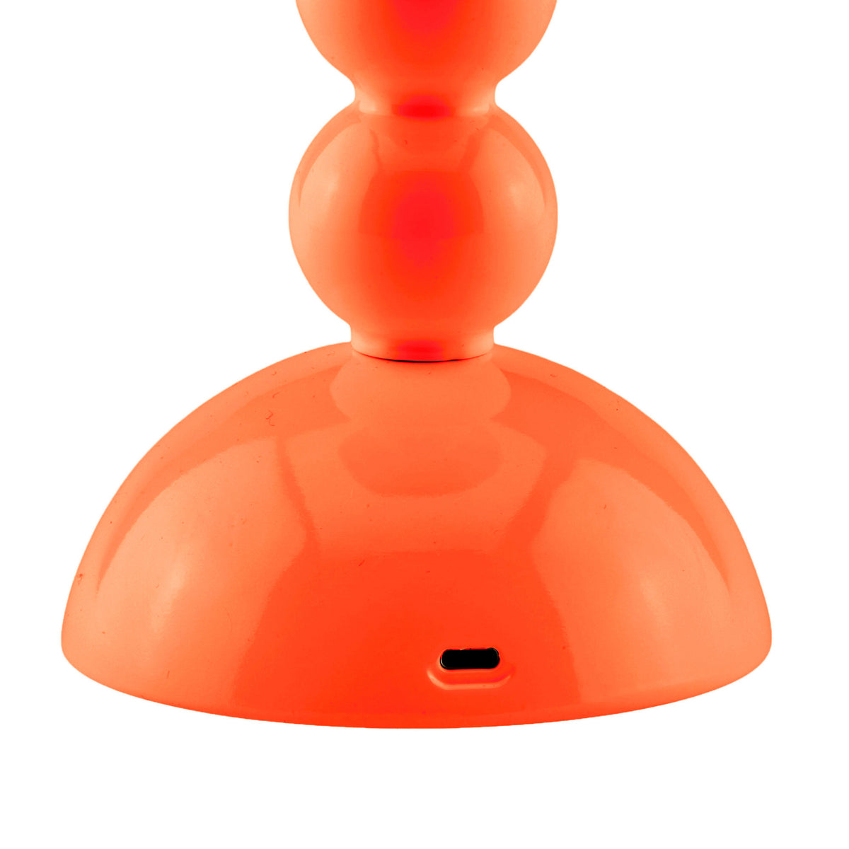 Close-up van de voet van de Addison Ross Bobbin Lamp LED Oplaadbaar Oranje, met de nadruk op de ronde vorm en de discrete oplaadpoort - een elegante weergave van Addison Ross' kenmerkende strakke ontwerp.