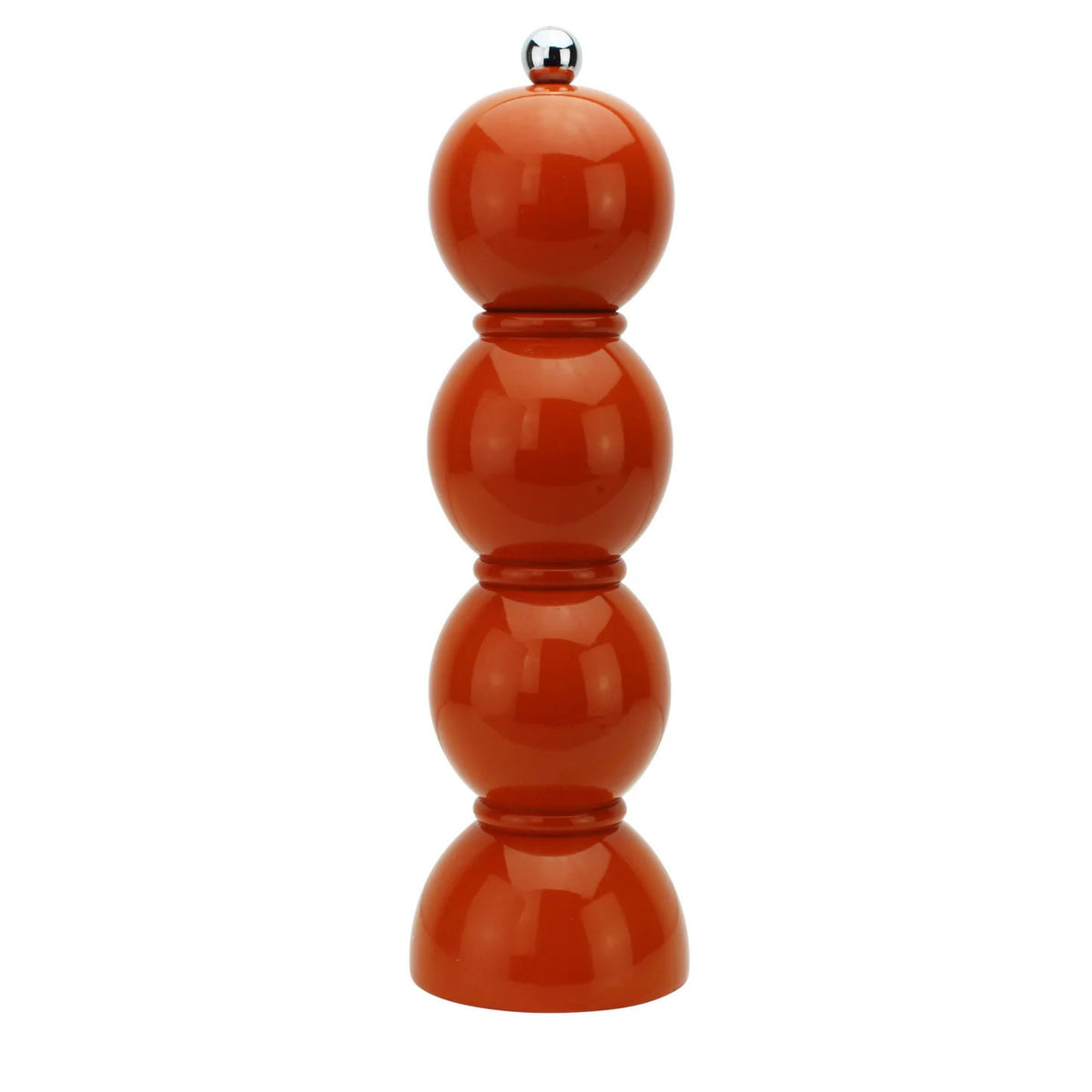 De Addison Ross Bobbin Zout-en Pepermolen Oranje 24 cm heeft een uniek vierdelig ontwerp, gemaakt van rubberhout met een glanzende oranje afwerking en zilveren knop, rechtop tegen een witte achtergrond.