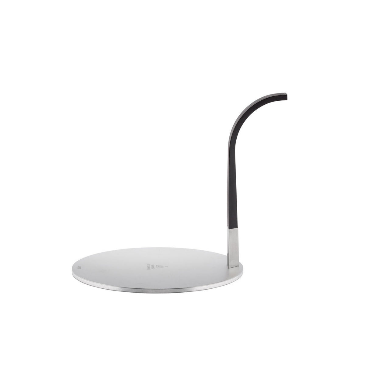 De Alessi Little Helper Inductie Adapter van Alessi heeft een ronde, platte metalen basis met een gebogen, zwart afgewerkte handgreep - perfect voor gebruik van je mokkapot inductie op elke kookplaat of gewoon wit oppervlak.