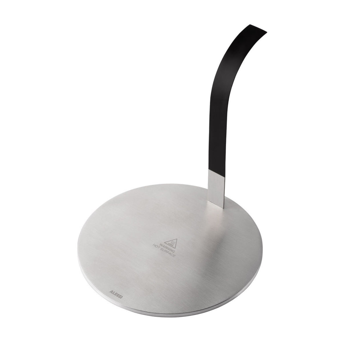 De Alessi Little Helper Inductie Adapter heeft een slanke roestvrijstalen basis met een gebogen zwarte handgreep - ideaal voor het gebruik van je mokkapot of koffiezetapparaat op een inductiekookplaat.