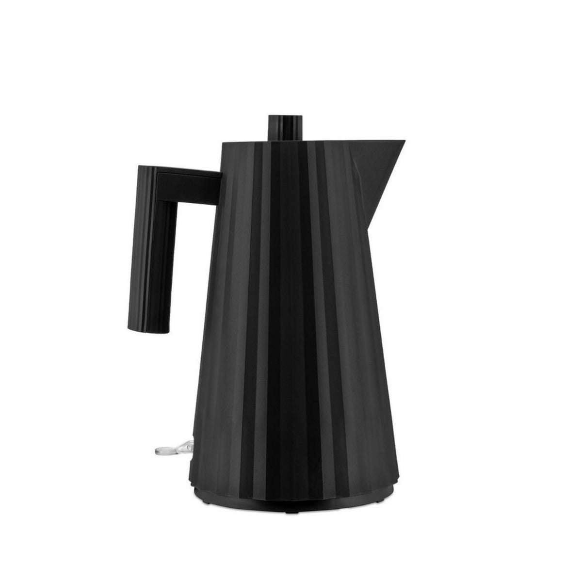 De Alessi Plissé Elektrische Waterkoker Zwart 1,7 l is een moderne matzwarte waterkoker met verticale plooien, hoekige uitloop, platte handgreep en minimalistisch design van Michele De Lucchi, afgebeeld op een effen witte achtergrond.