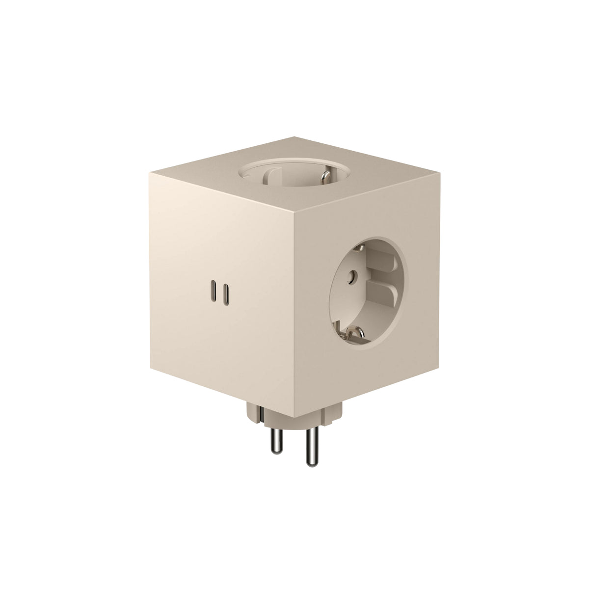 Avolt Square 2 USB-C Stekkerdoos Beige van Avolt: een beige, kubusvormige uitbreiding met ronde Type F stekkerpennen en drie stopcontacten op verschillende vlakken, geïsoleerd afgebeeld op een witte achtergrond.