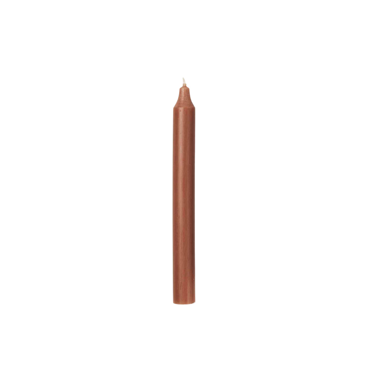 Een enkele, onverlichte Broste Copenhagen Rustic Taper Kaars Mokka staat rechtop tegen een effen witte achtergrond.