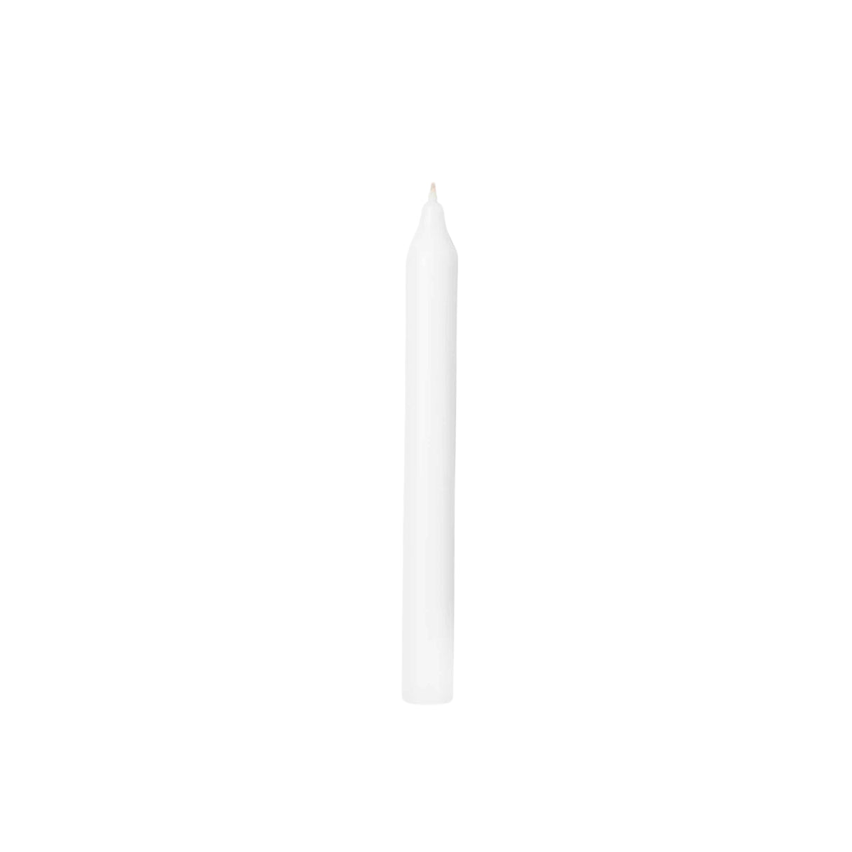 Een enkele Broste Copenhagen Rustic Taper Kaars Wit staat rechtop tegen een effen witte achtergrond en weerspiegelt de minimalistische elegantie van Broste Copenhagen.