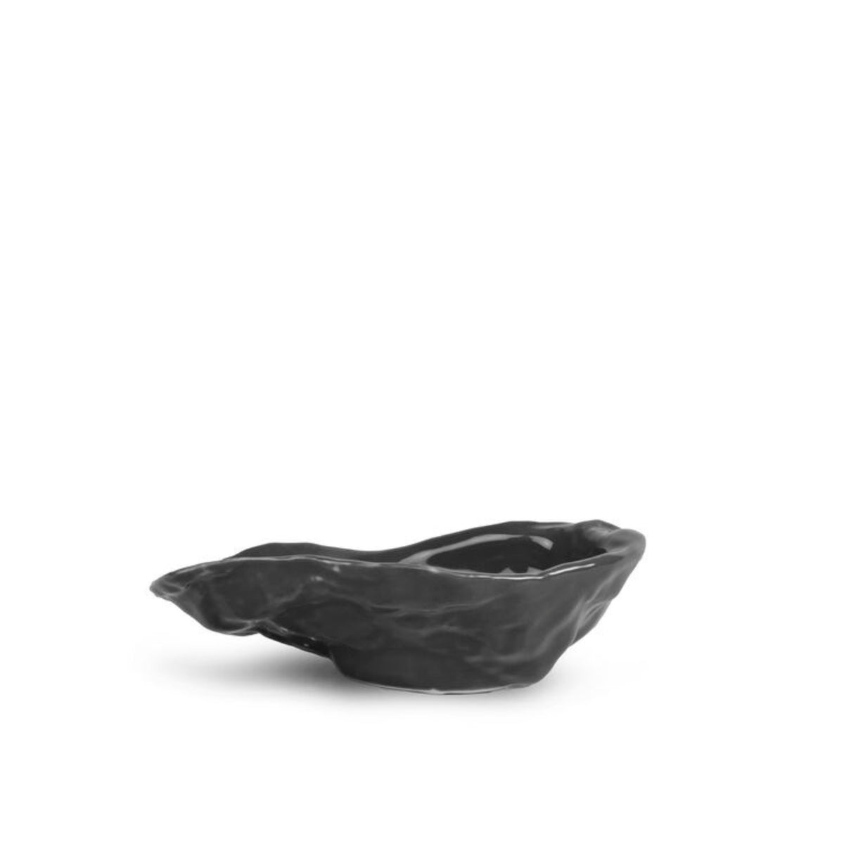 Het Byon Oester Schaaltje Grijs van Byon is een klein, onregelmatig gevormd schaaltje van grijs keramiek met een glanzende afwerking, ideaal voor het serveren van tapas of het tentoonstellen van sieraden, afgebeeld in het midden op een effen witte achtergrond.