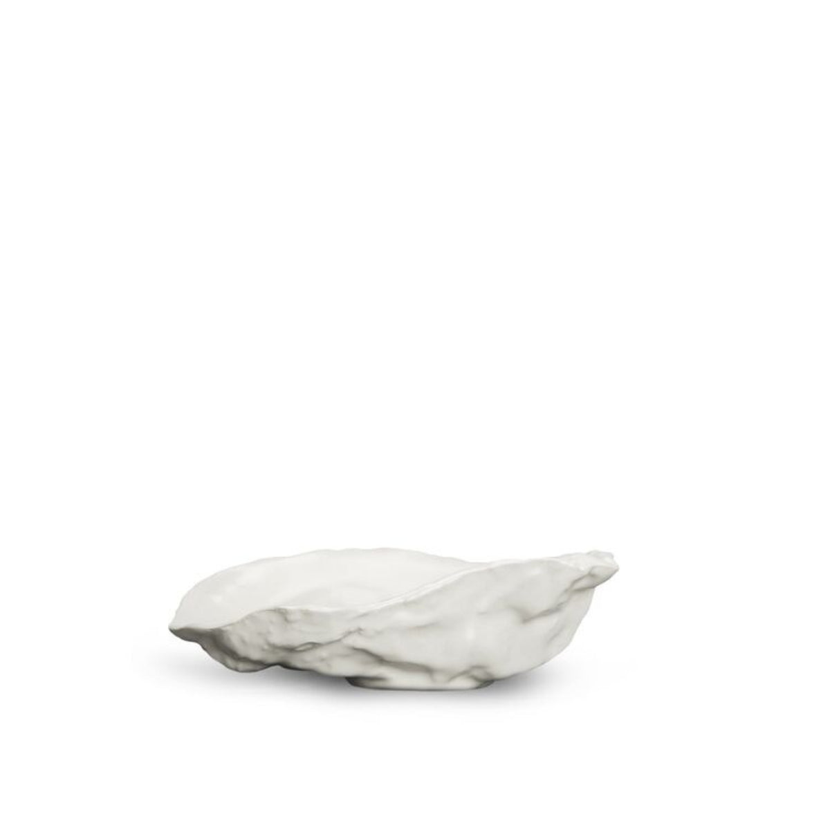 Het Byon Oester Schaaltje Wit van Byon is een ondiepe, onregelmatige schaal van wit keramiek met een gegolfde rand-perfect om te serveren met je kreeft kraker of andere roestvrijstalen keukengerei, afgebeeld op een effen witte achtergrond.