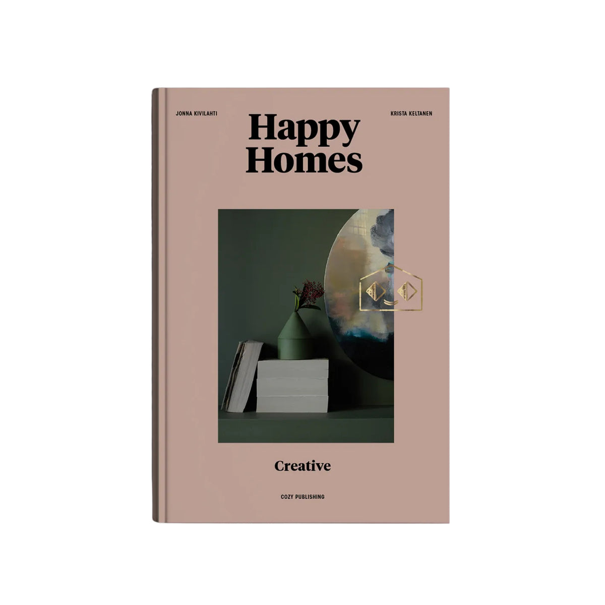 Het Cozy Publishing Happy Homes Creative Boek is een lifestyle koffietafelboek met een beige kaft, gestapelde boeken, een vaas en abstracte muurkunst op een donkergroene achtergrond - ideaal voor fans van Scandinavisch design van Cozy Publishing.