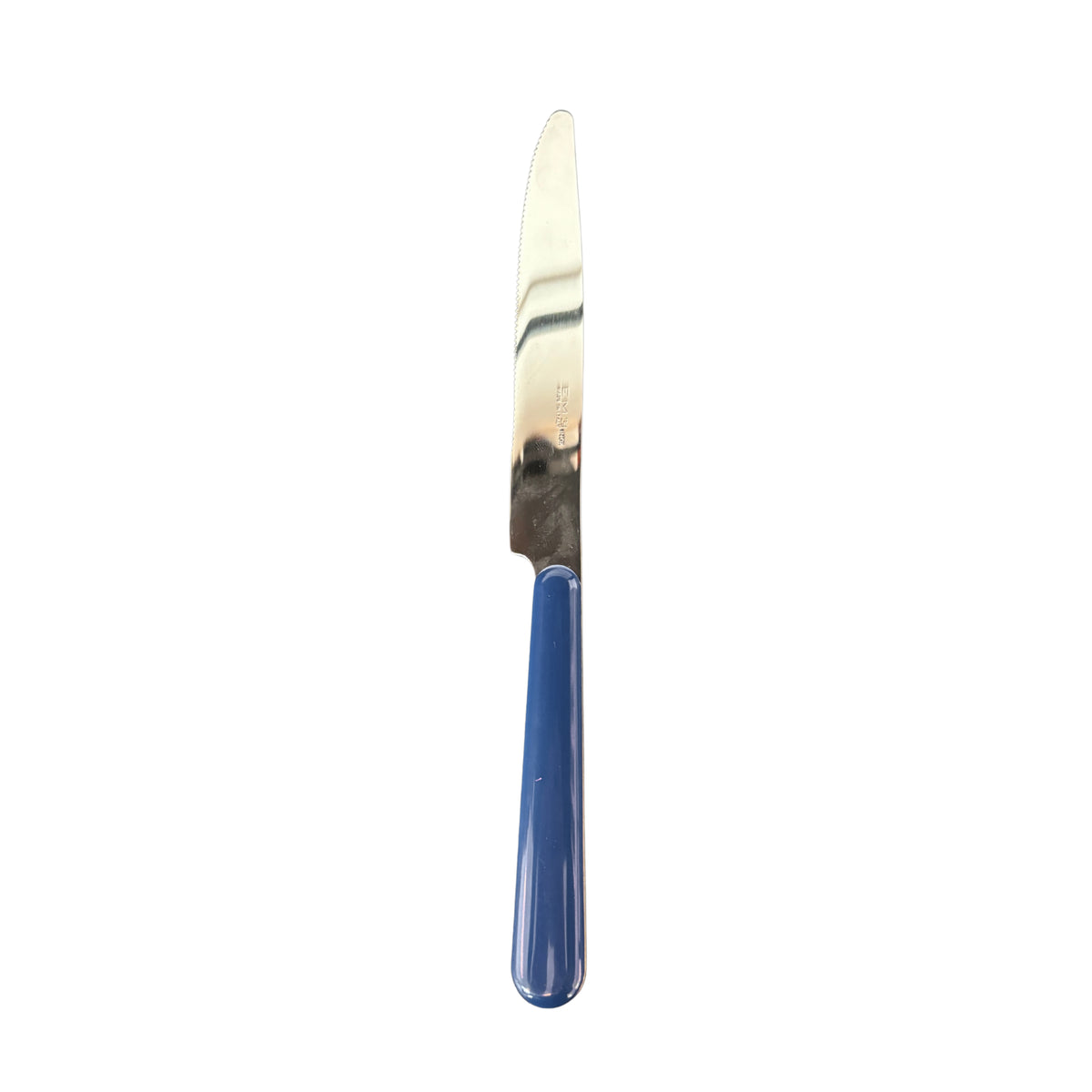 De EME Brio Tafelmes Blauw heeft een kobaltblauw kunststof handvat en een roestvrijstalen lemmet, en benadrukt het elegante Italiaanse ontwerp van EME, gefotografeerd tegen een witte achtergrond.