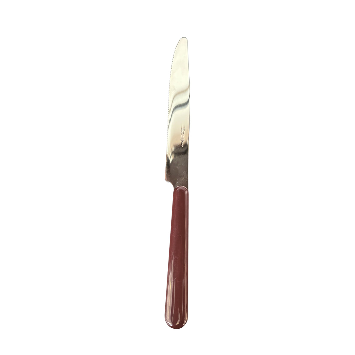 De EME Brio Tafelmes Bordeaux is een roestvrij stalen tafelmes met een glanzend lemmet en een glad, bordeaux rood handvat, geïsoleerd afgebeeld op een witte achtergrond.