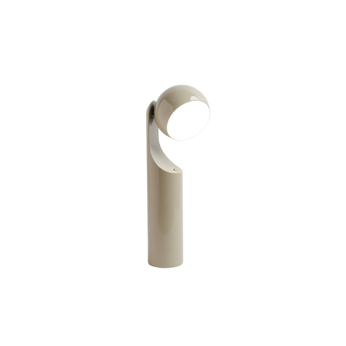 De Fine Lumens Mono Leeslamp LED Oplaadbaar Beige is een moderne, minimalistische beige tafellamp met een cilindrische voet, gewelfde hals en dimbare LED-kop - ideaal als draagbare leeslamp - tegen een effen witte achtergrond van Fine Lumens.