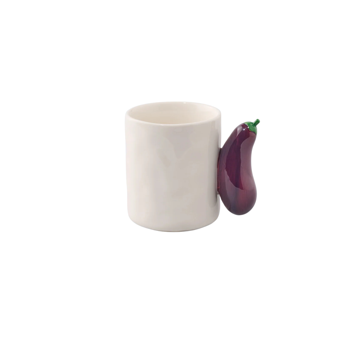 De Fluid Market Mok Aubergine van Fluid Market is een effen witte mok van keramiek met een handvat in de vorm van een realistische paarse aubergine, geïsoleerd afgebeeld op een witte achtergrond.