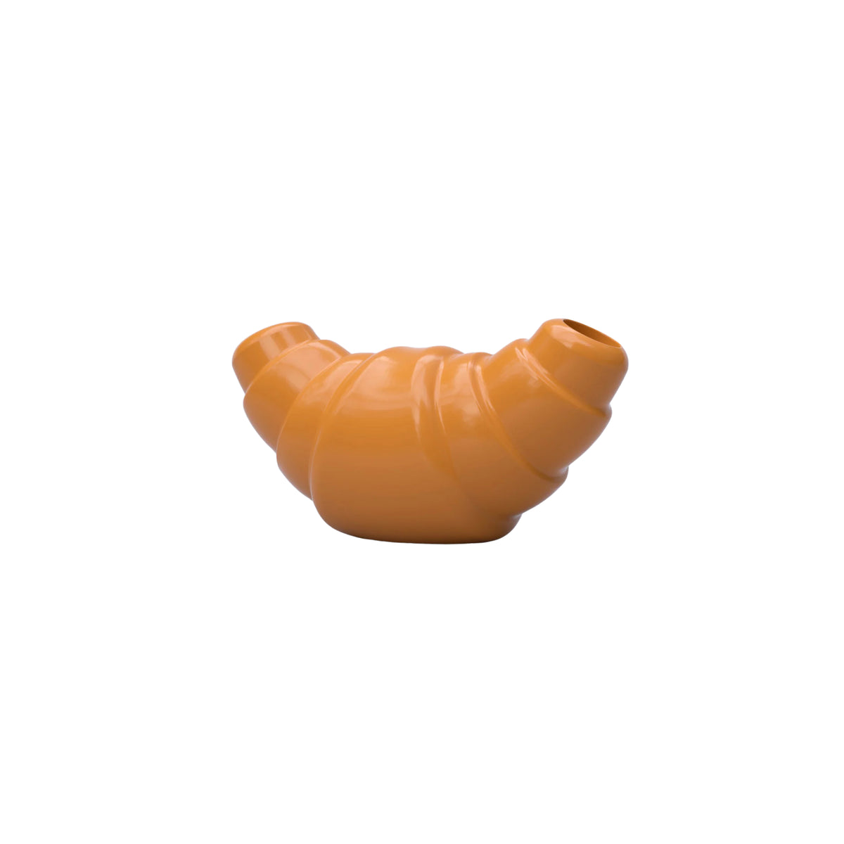 De Fluid Market Croissant Vaas van Fluid Market is een glanzende oranjebruine keramieken vaas met twee kleine openingen aan elk uiteinde, perfect om Frans interieur charme te geven aan elke ruimte. Afgebeeld tegen een effen witte achtergrond.
