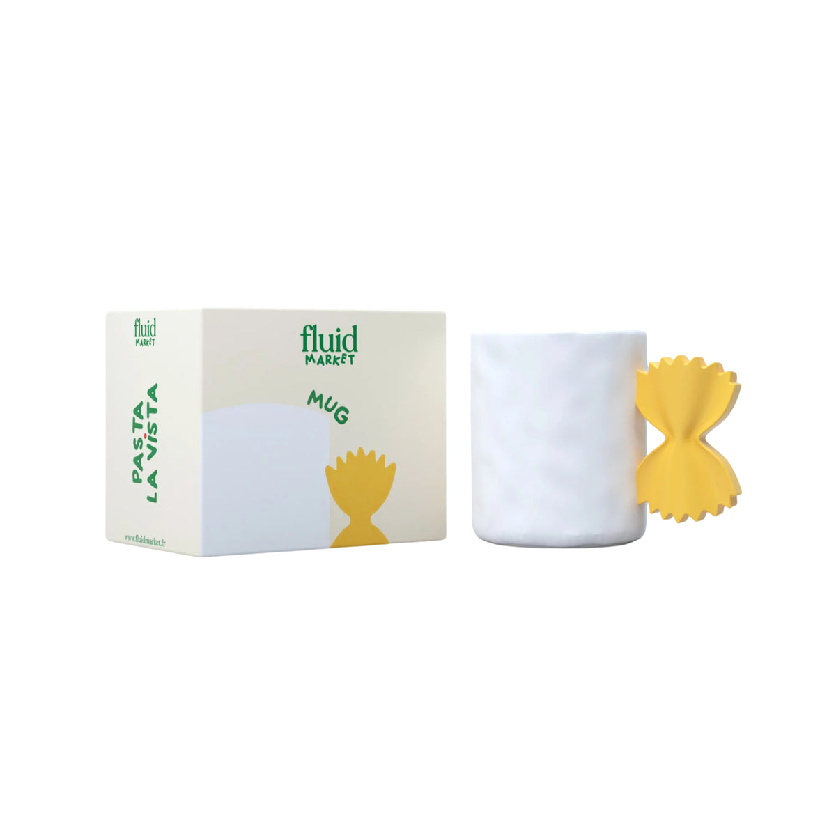 De Fluid Market Mok Pasta, een witte mok van keramiek met een geel pastahandvat met strikjes, staat naast de bijpassende Fluid Market doos - een origineel cadeau versierd met speelse pastagraphics.