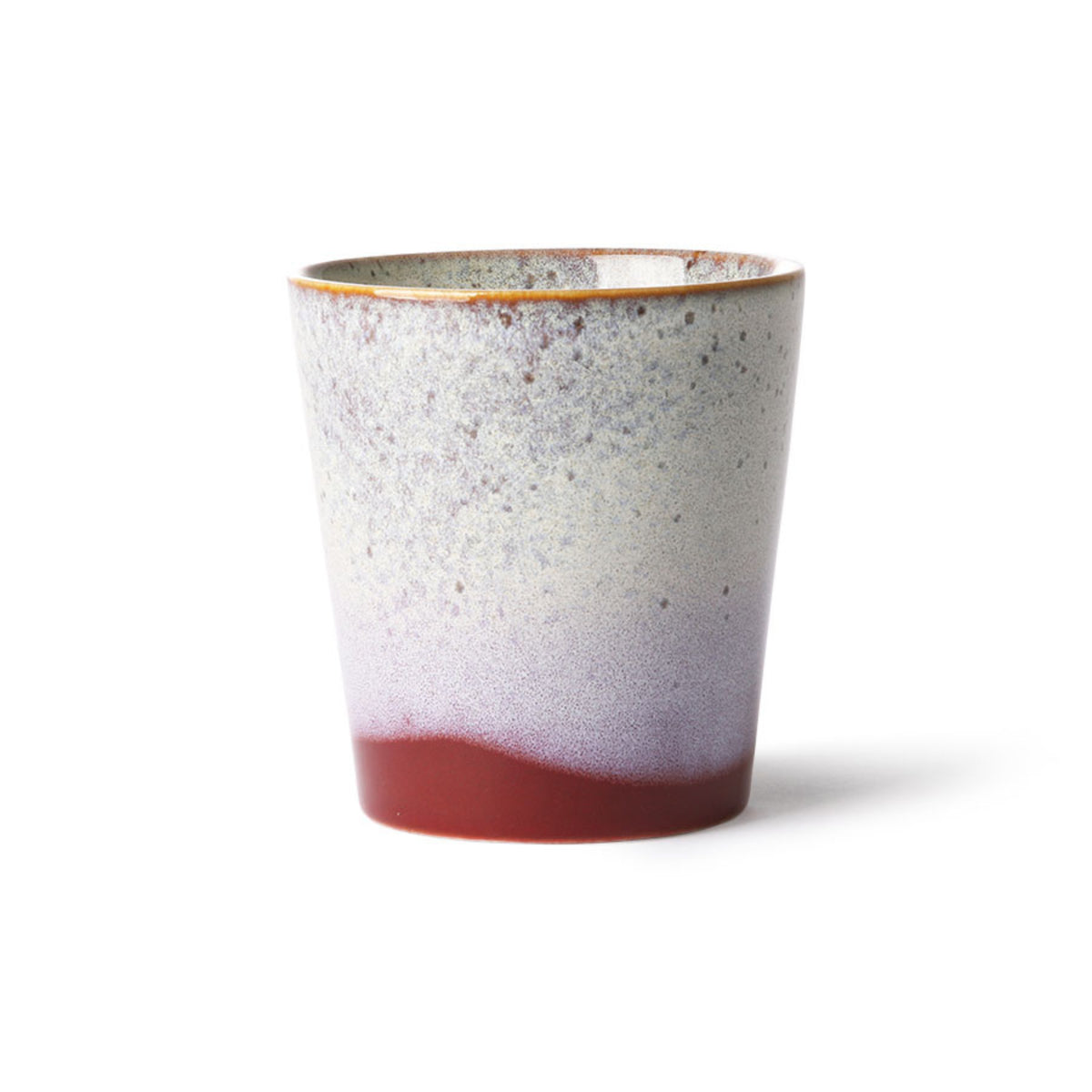 De HK Living 70s Ceramics Koffiekop Frost heeft een mat, gespikkeld glazuur dat vervaagt van lichtgrijs naar roodbruin, in klassieke jaren 70 stijl. Afgebeeld tegen een witte achtergrond.