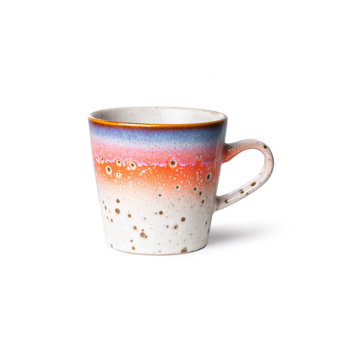 De HK Living 70s Ceramics Americano Mok Asteroids-mok heeft een wit gespikkelde basis, een levendig oranje, roze en blauw kleurverloop aan de bovenkant en een gebogen oor – een opvallend stuk van HK Living.