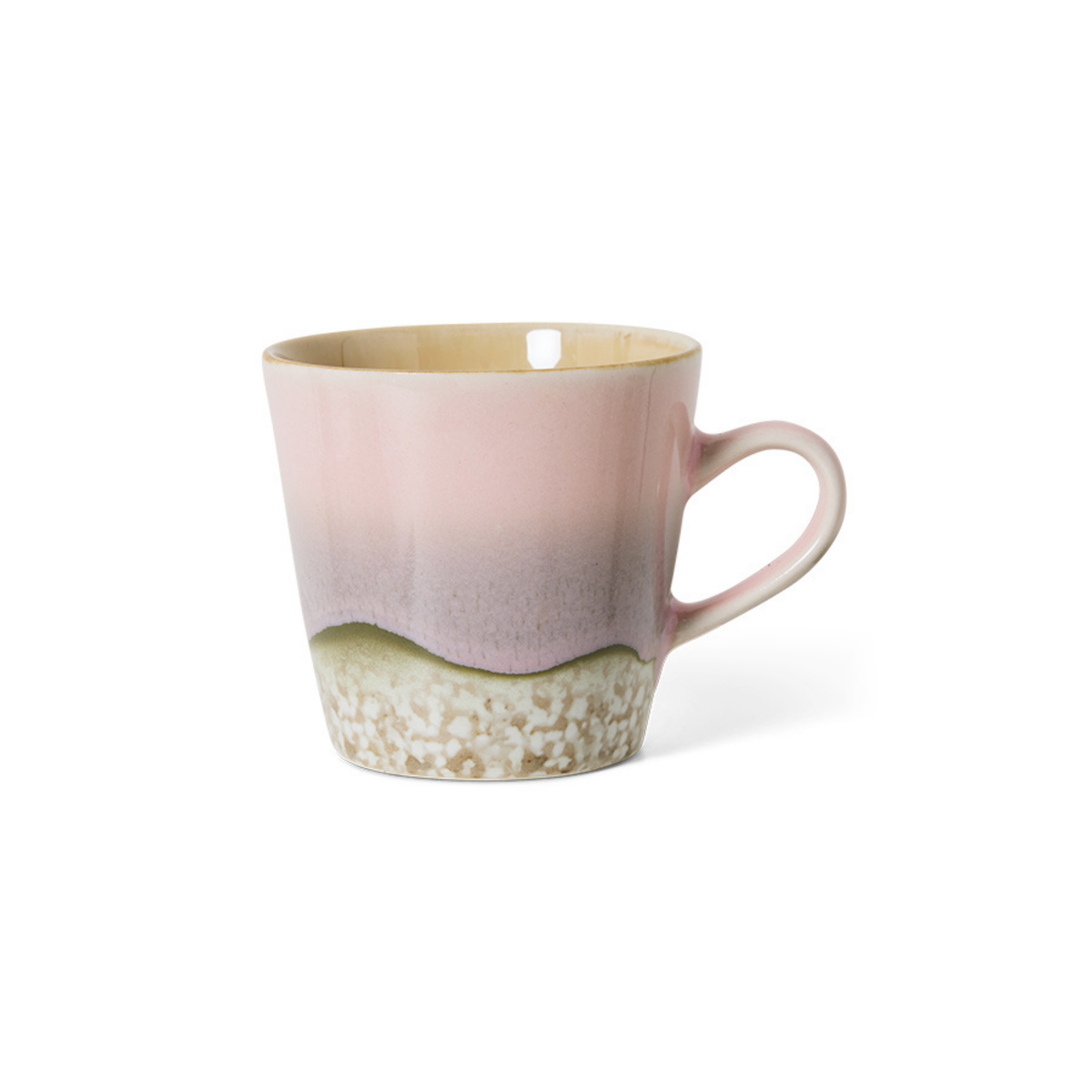 De HK Living 70s Ceramics Americano Mok Muse heeft een kleurverloop van roze naar paars naar groen, met een beige basis met spikkels en een rond handvat, geïnspireerd op keramiek uit de jaren ’70. Afgebeeld op een witte achtergrond.