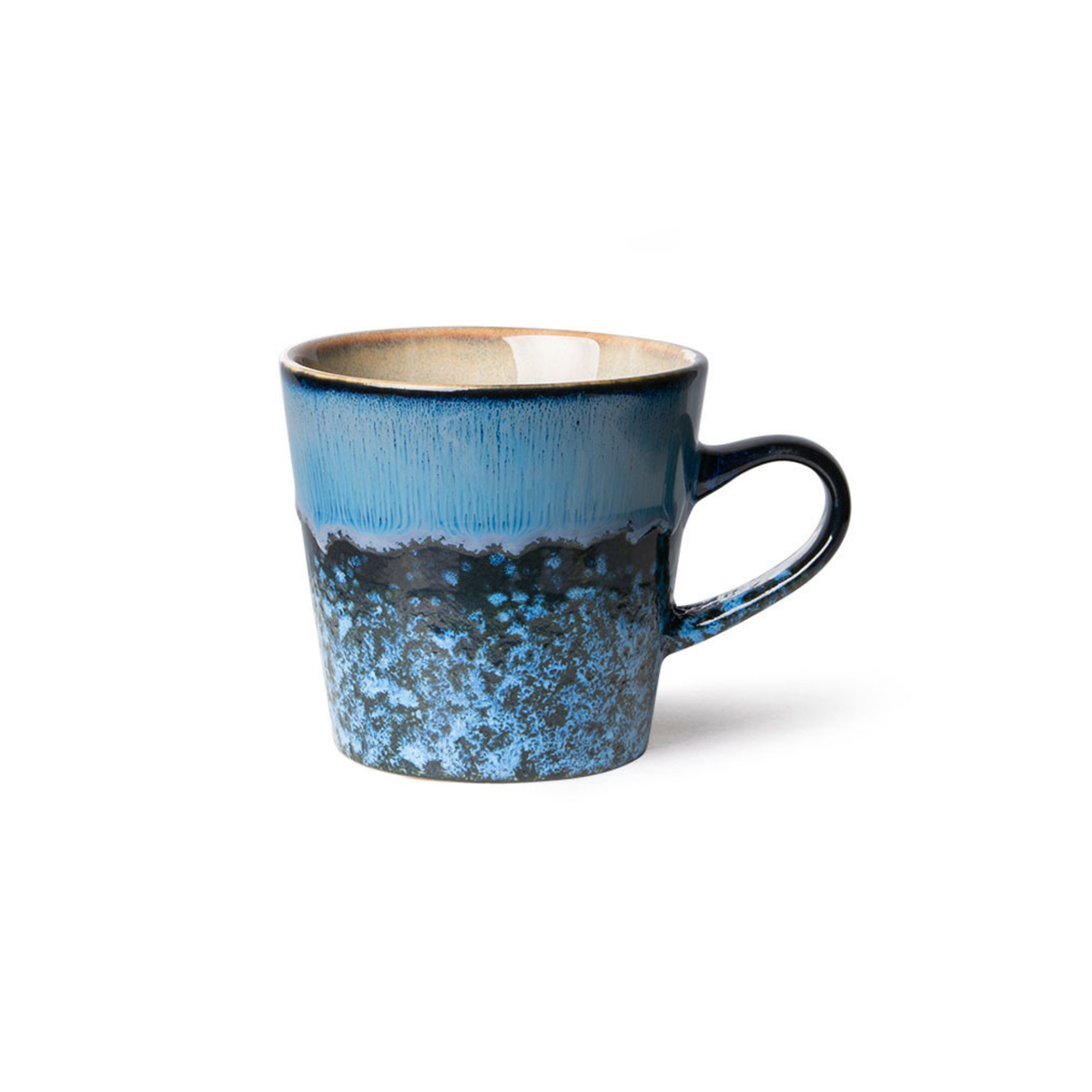 De HK Living 70s Ceramics Americano Mok Night heeft een rond handvat, een blauw en zwart gespikkeld glazuur dat overgaat in een gevlekte onderkant, en een bruinachtige binnenrand. Ideaal als retro koffiemok. Merk: HK Living. De achtergrond is wit.
