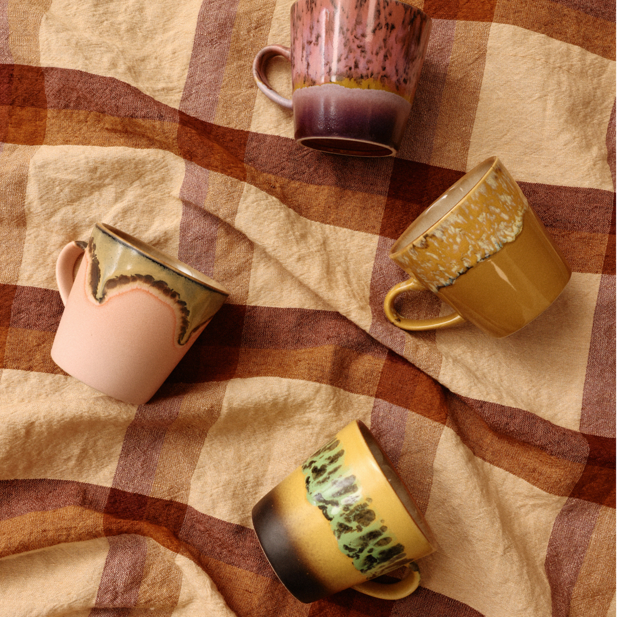De HK Living 70s Ceramics Americano Mok Kelp-set bestaat uit vier keramische mokken met op de jaren ’70 geïnspireerde patronen in roze, groen, geel en bruin – perfect om ’s ochtends van je koffie te genieten.