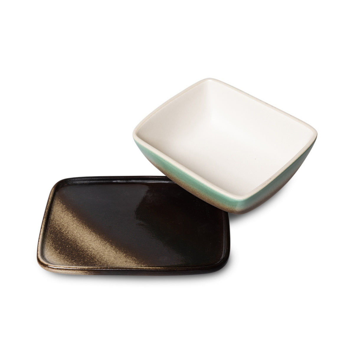 Het HK Living 70s Ceramics Botervlootje Mercury heeft een opvallend retro ontwerp met een glanzend zwart en bruin kleurverloop, dat klassieke charme combineert met moderne stijl.