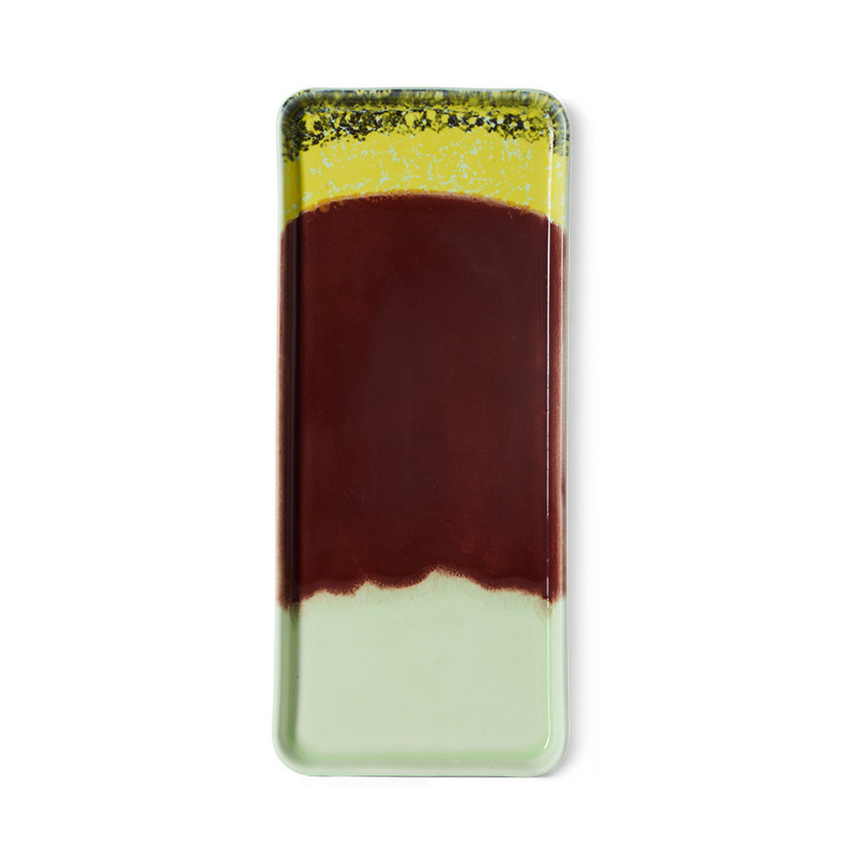 De HK Living 70s Ceramics Cake Schaal Cherry is een rechthoekig bord van keramiek met afgeronde hoeken, gele en zwarte spikkels bovenop, een donker kersenrood midden en een lichtgroene basis.