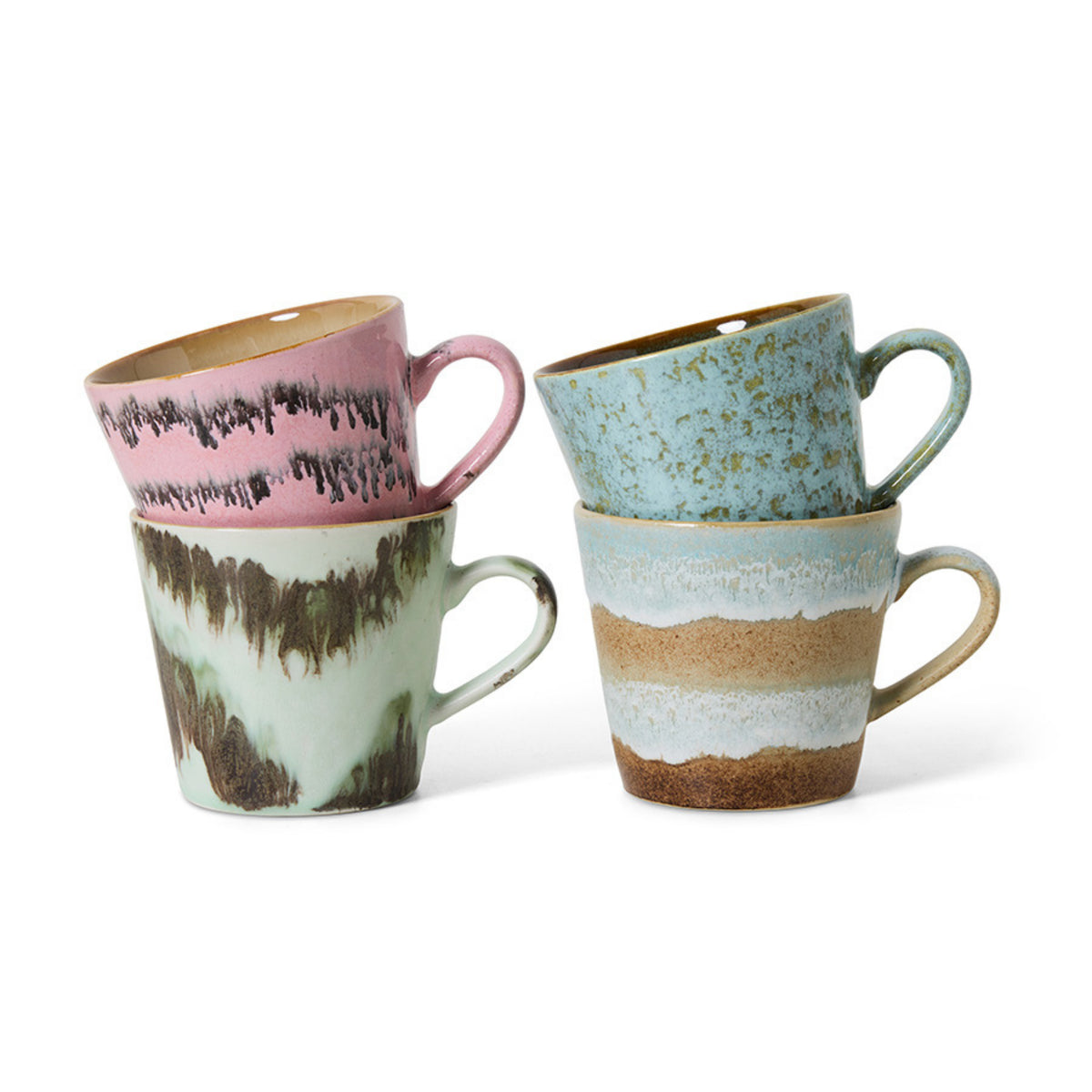 Vier HK Living 70s Ceramics Cappuccinokop Dada mokken zijn per twee gestapeld: de linker stapel heeft een roze mok boven een groene, terwijl de rechter stapel een blauwe mok heeft boven een beige mok met witte en blauwe strepen.