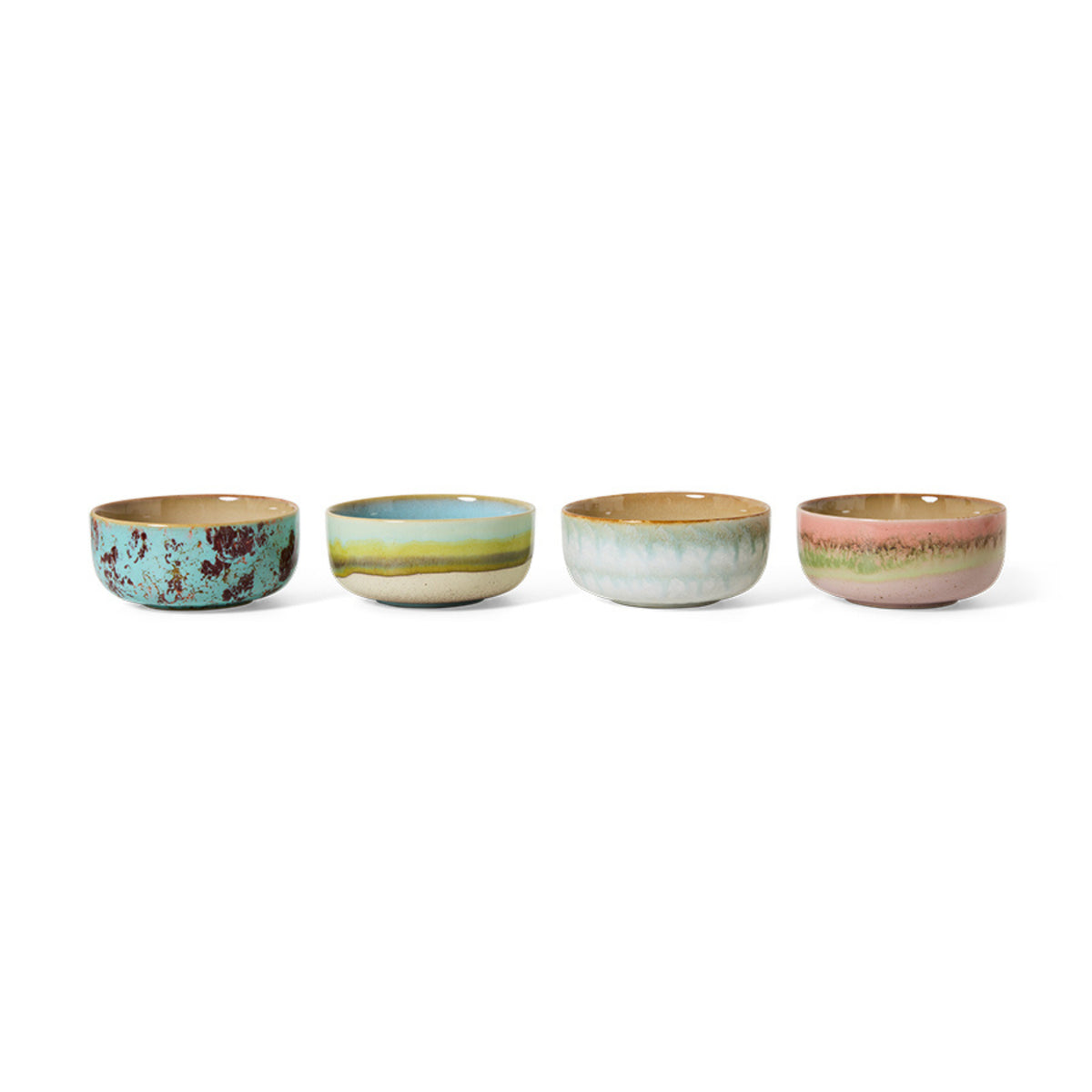 De HK Living 70s Ceramics Dessertkom Impression 4 st. set bestaat uit vier handgemaakte kommen, elk met een uniek pastelglazuur in blauwe, groene, witte en roze tinten - perfect om stijl en textuur toe te voegen aan je tafelsetting.