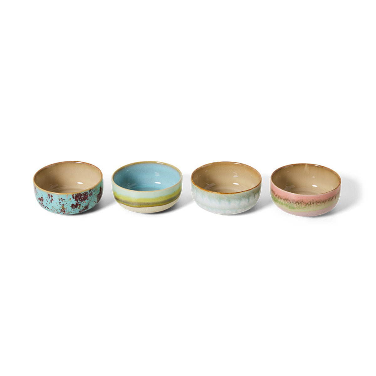 De HK Living 70s Ceramics Dessertkom Impression 4 st. set bestaat uit vier unieke pastelkleurige kommen met een bruine binnenkant, gerangschikt in een rij op een witte achtergrond, elk met de kenmerkende handgemaakte stijl van HK Living.