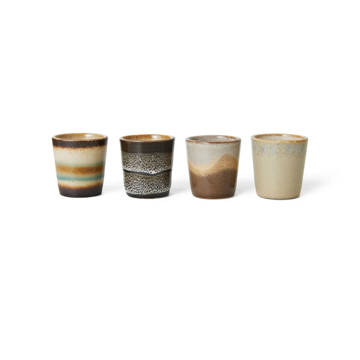 Vier HK Living 70s Ceramics Eierdop Granite eierdopjes staan op een rij, elk met een kenmerkend aards glazuur in bruin-, beige-, grijs- en blauwtinten, uitgestald op een effen witte achtergrond.