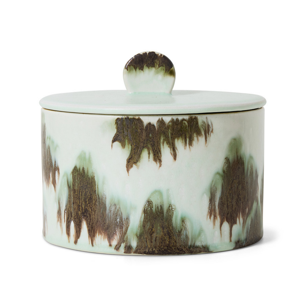 De HK Living 70s Ceramics Koekjestrommel Tide is een ronde keramische koekjestrommel met deksel, met een glanzende lichtgroene afwerking en bruine en groene accenten met structuur, geïnspireerd op retro-ontwerpen.