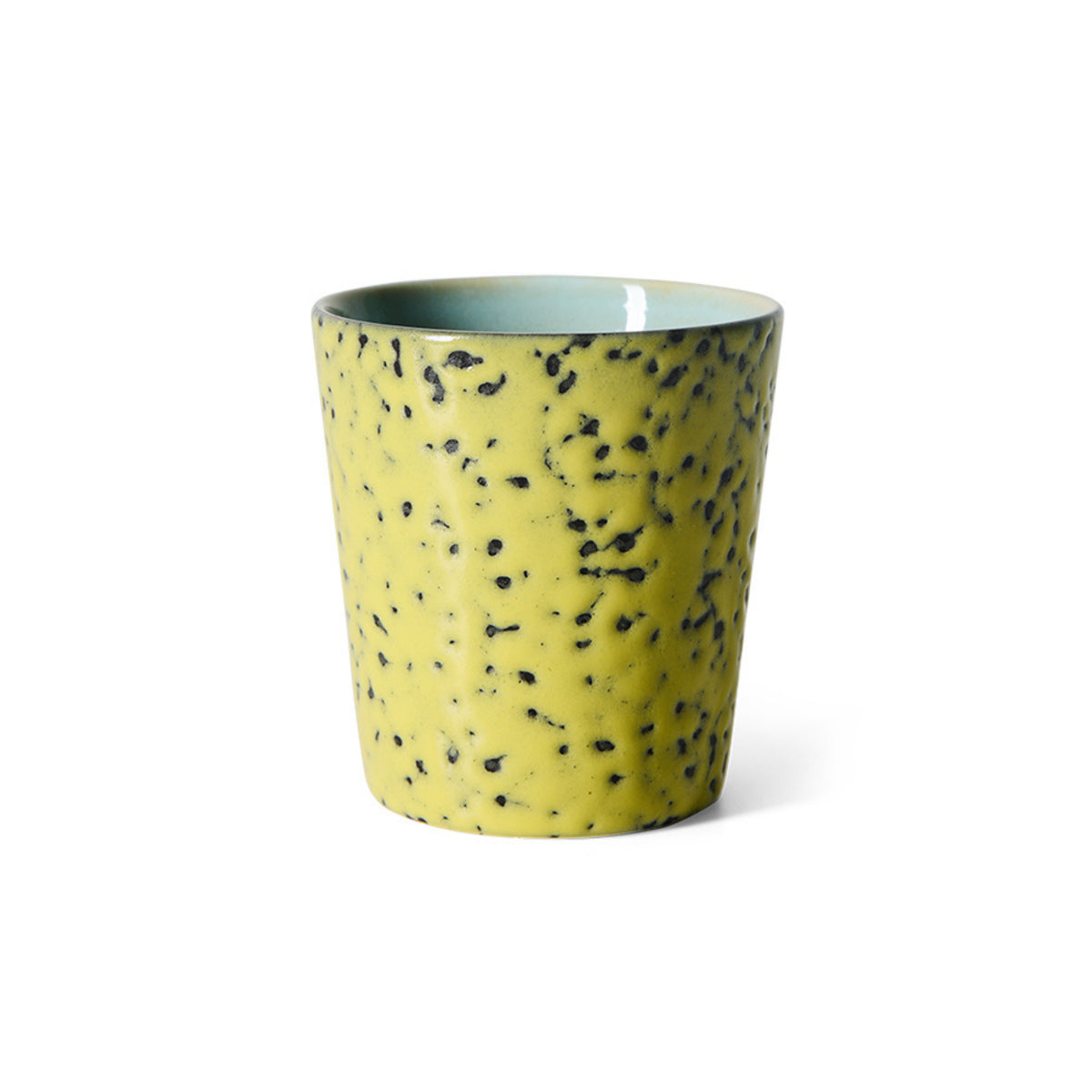 De HK Living 70s Ceramics Koffiekop Corn van HK Living heeft een geel en zwart gespikkelde buitenkant met een lichtblauwe binnenkant, geïnspireerd op jaren 70 keramiek en afgebeeld tegen een witte achtergrond.
