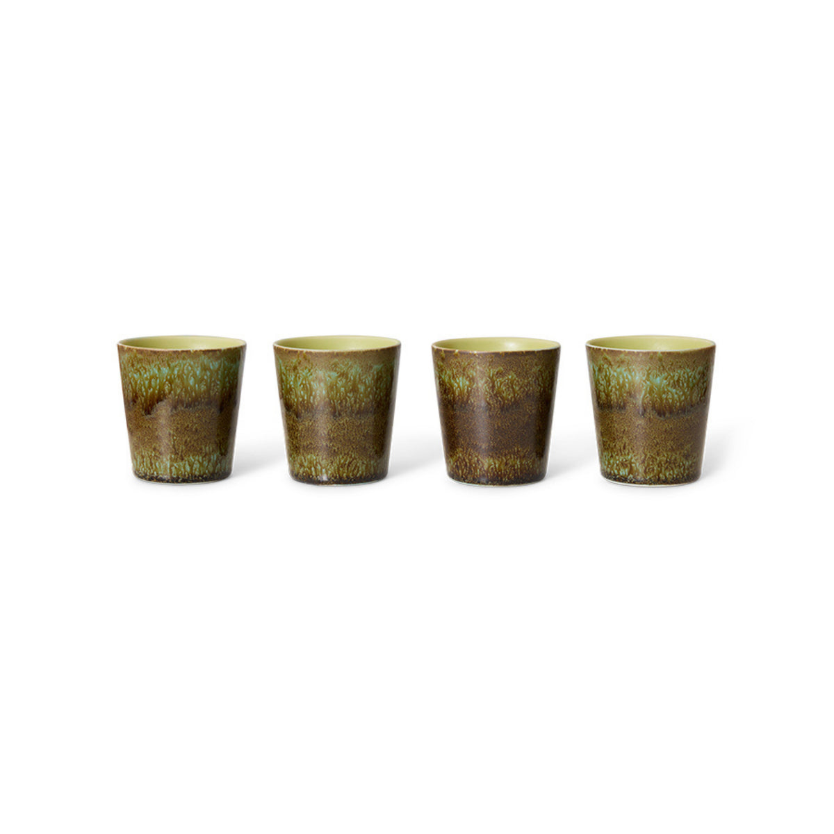 Vier HK Living 70s Ceramics Koffiekop Tidal kopjes met een groen en bruin geglazuurde afwerking staan op een effen witte achtergrond en voegen retro stijl toe aan je koffiemomenten.