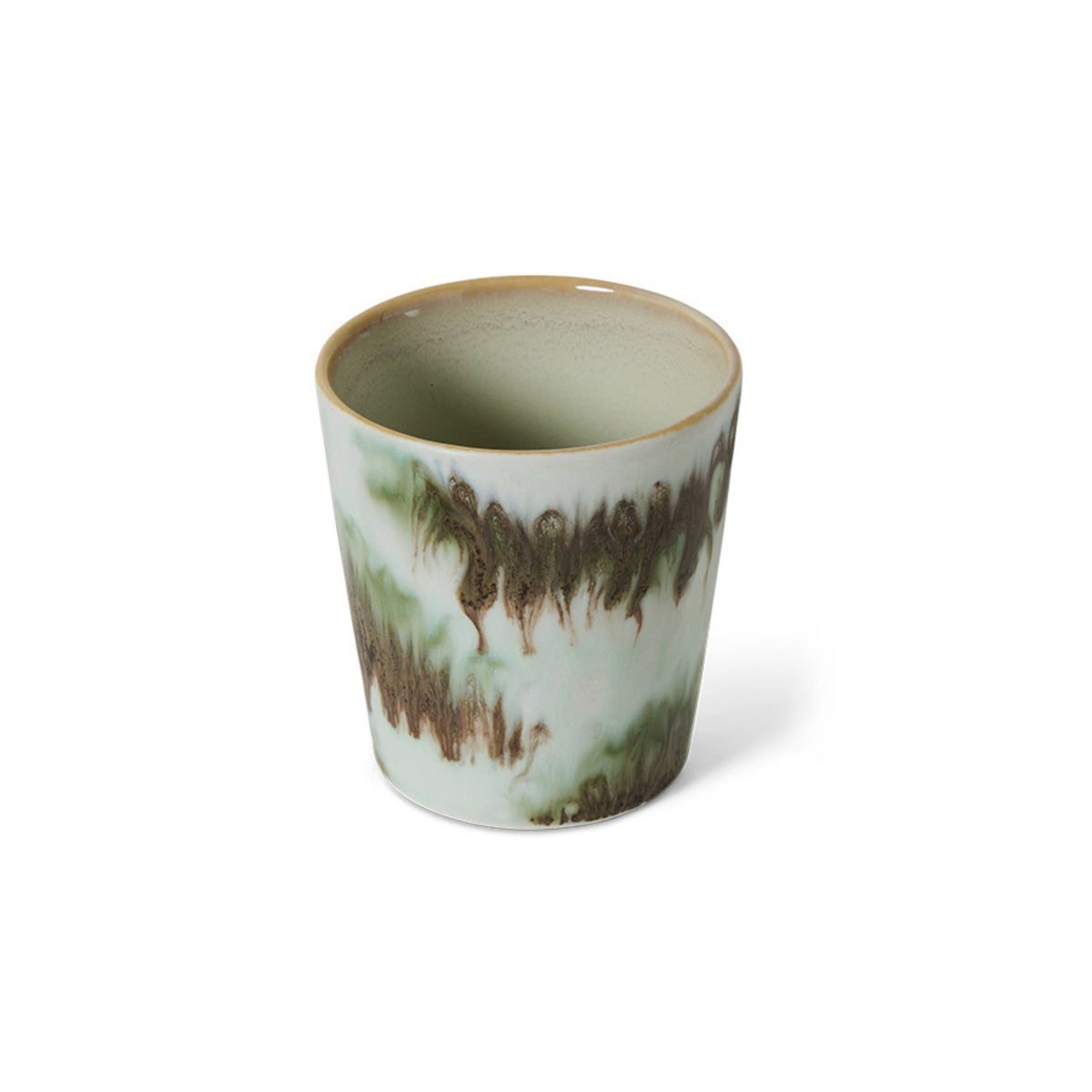 De HK Living 70s Ceramics Koffiekop Tide is een keramiek koffiekop met een glanzend lichtgroen en bruin gemarmerd glazuur, een onregelmatig organisch patroon en een licht uitlopende rand, geïnspireerd op de iconische HK Living 70s Ceramics collectie.
