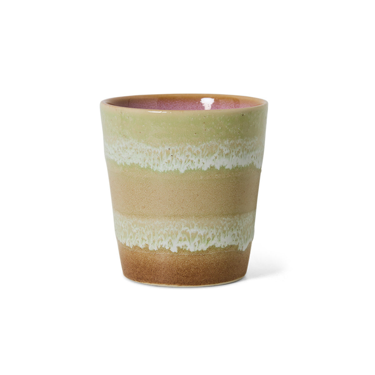 De HK Living 70s Ceramics Koffiekop Umber heeft zachte, aardse gradaties van bruin, beige, groen en wit - een afspiegeling van de iconische HK Living 70s Ceramics esthetiek - tegen een effen witte achtergrond.