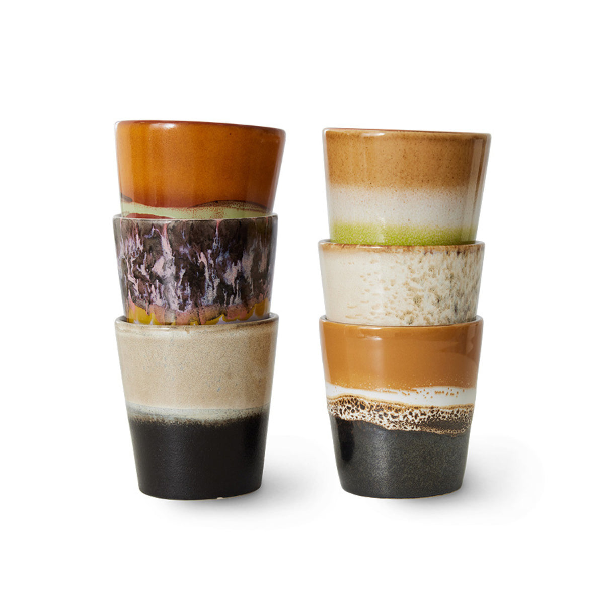 Twee stapels van drie HK Living 70s Ceramics Koffiemok Soil kopjes, elk met aardetinten en unieke textuurglazuren die elk kopje uniek maken.