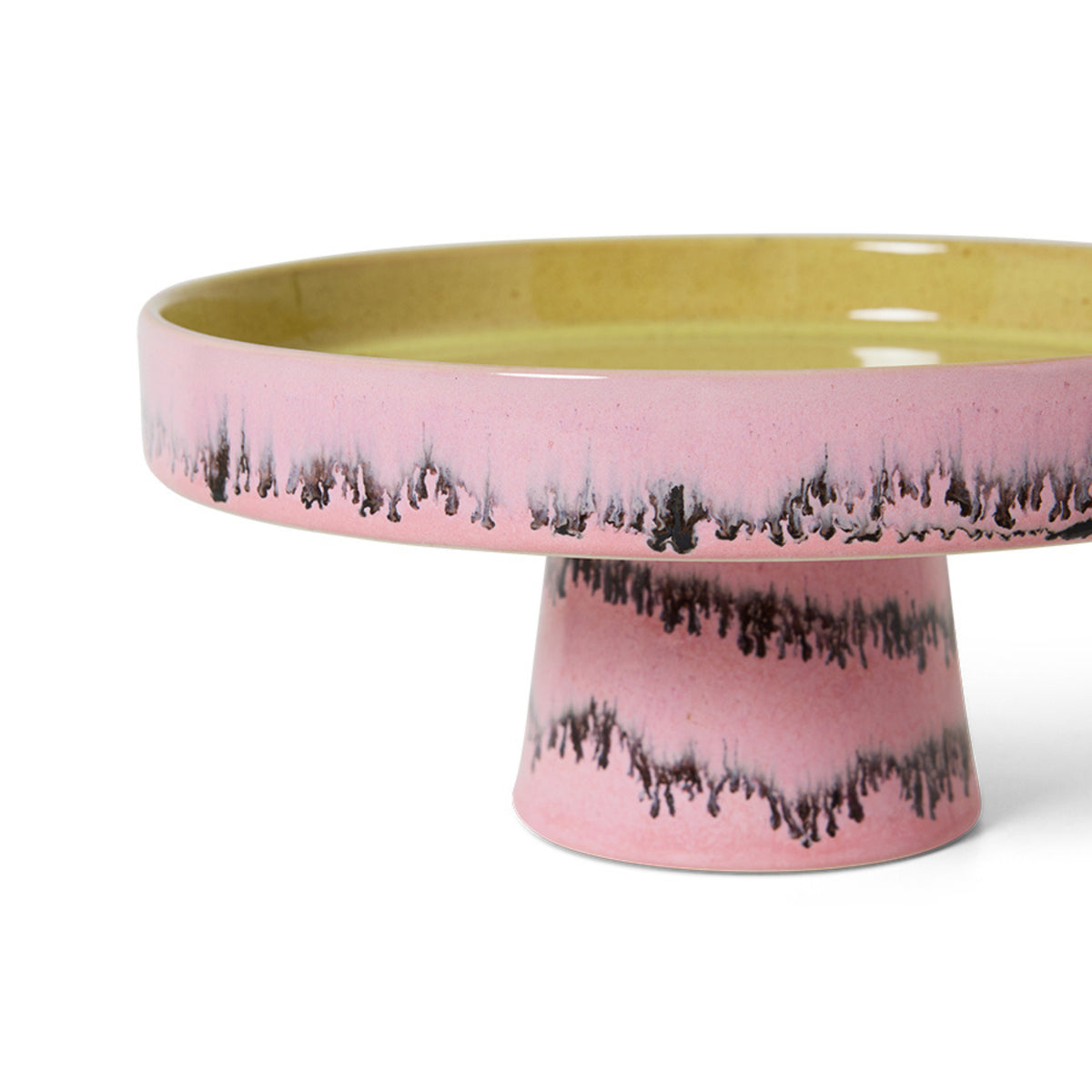 De HK Living 70s Ceramics Kom op Voet Bubble is een roze keramische cakestandaard met een stevige basis, gele binnenkant en zwart golvend druppelontwerp - een afspiegeling van de kenmerkende stijl van HK Living.