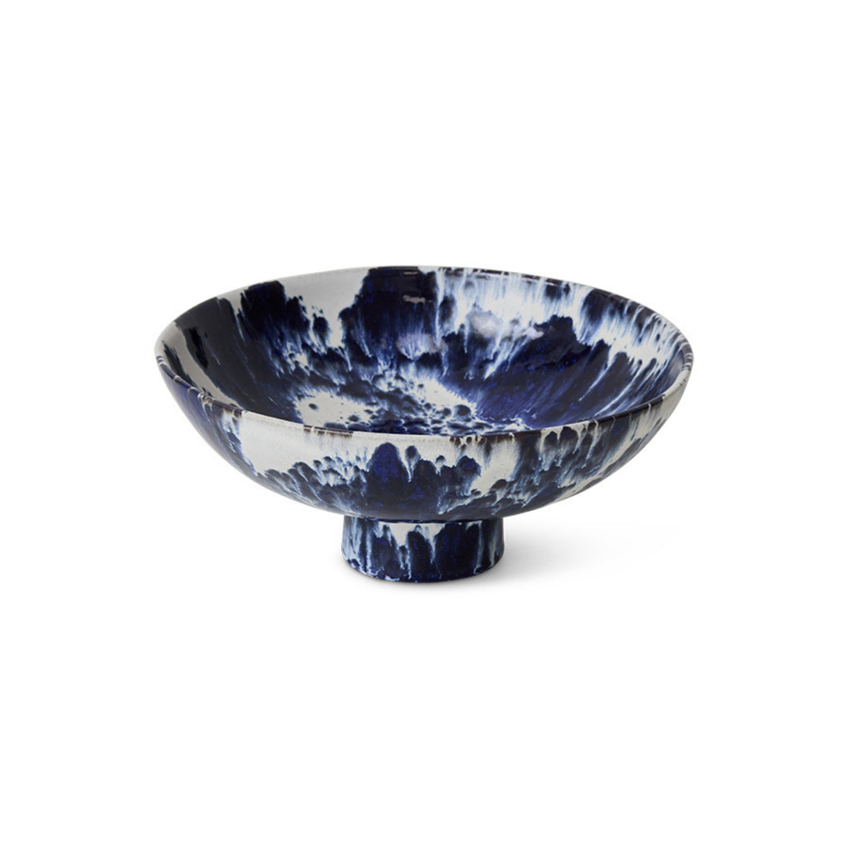 De HK Living 70s Ceramics Kom op Voet Indigo heeft een brede, ondiepe schaal van keramiek met een kleine voet en een indigo gemarmerd glazuur - een opvallend decoratief statementstuk voor elke ruimte.