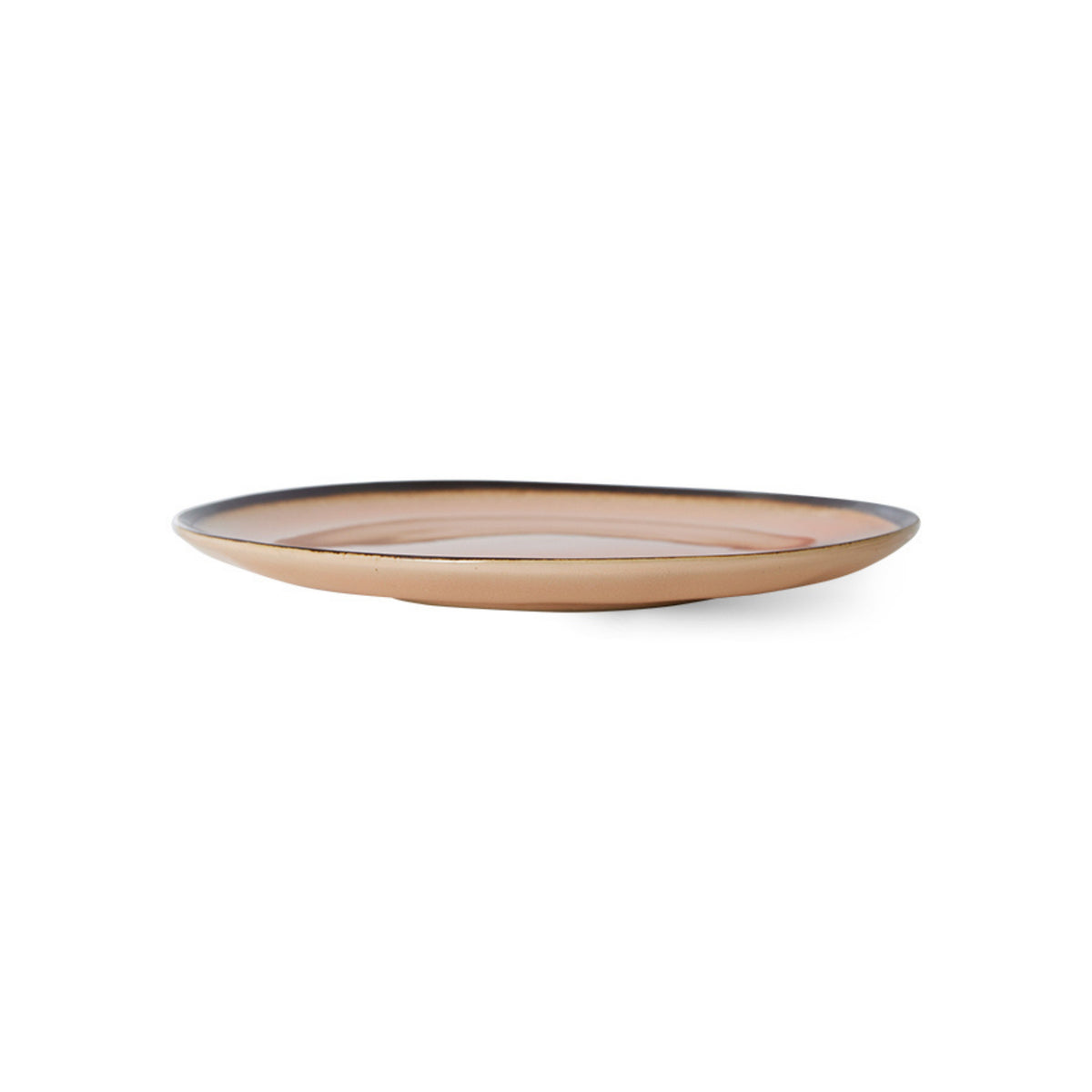 De HK Living 70s Ceramics Laag Bord Horizon D17,5 is een ondiep, rond, bruin keramisch bord met een glad oppervlak en een licht onregelmatige rand, geïnspireerd op vintage design en gefotografeerd tegen een witte achtergrond.