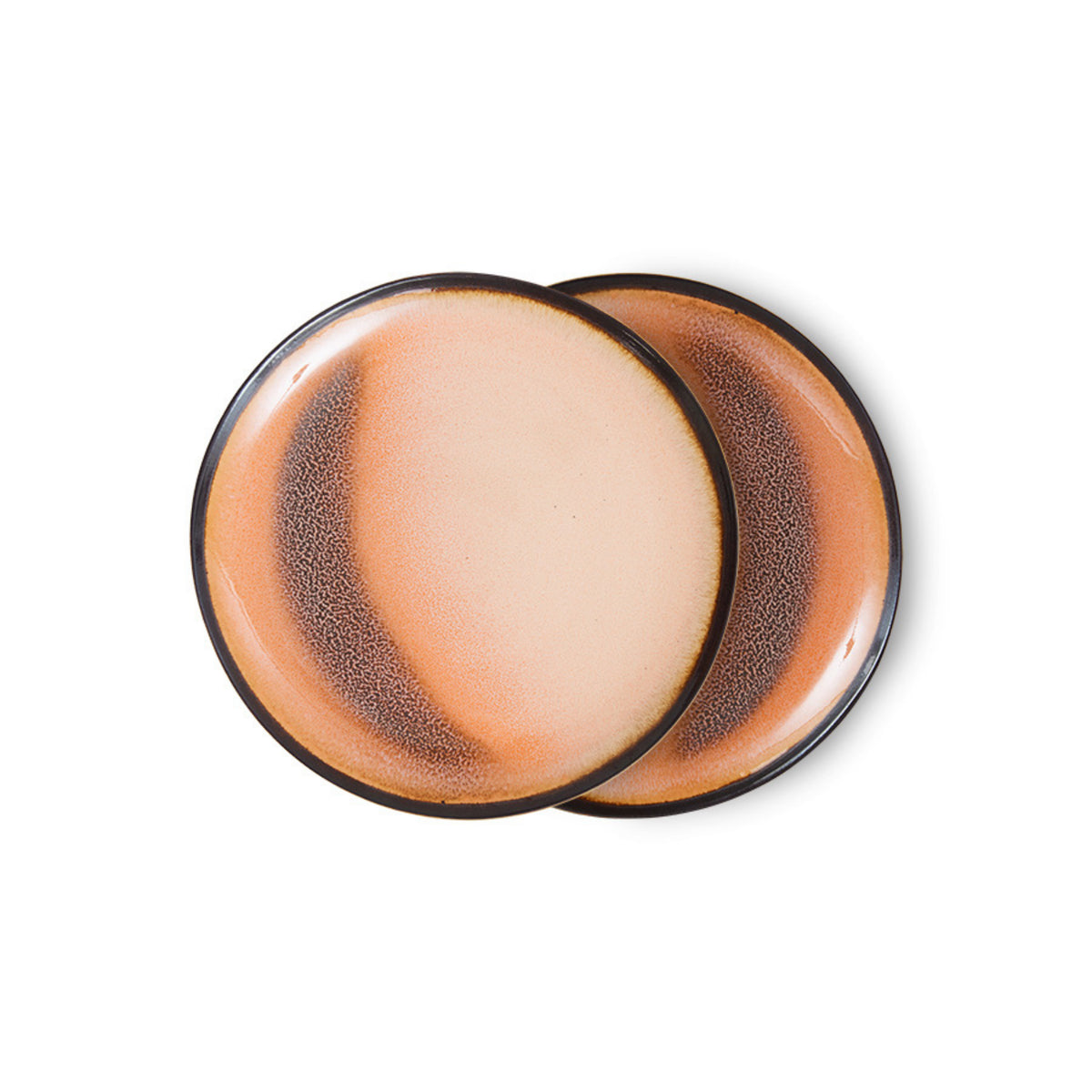 Het HK Living 70s Ceramics Laag Bord Horizon D17.5-bord heeft een vloeiend kleurverloop in beige, bruin en oranje met een donkerbruine rand, dat doet denken aan klassiek keramiek uit de jaren ’70. Op de afbeelding zijn twee borden te zien die lichtjes op elkaar zijn gestapeld tegen een witte achtergrond.
