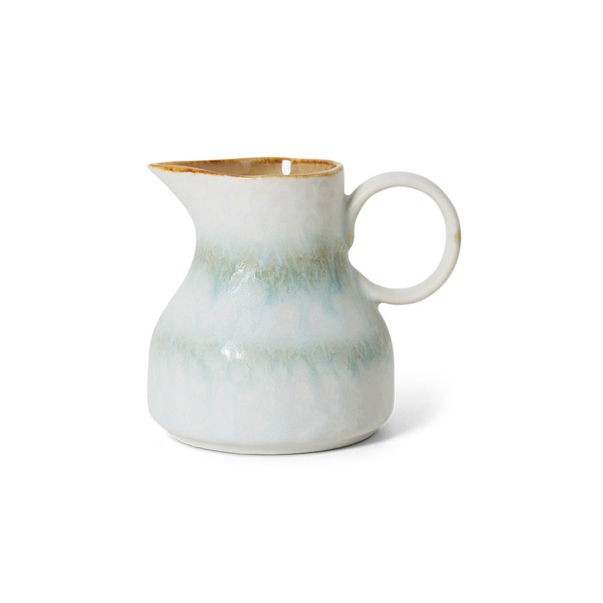 Het HK Living 70s Ceramics Melkkannetje Petal heeft een brede basis, een kleine tuit en een ronde handgreep, afgewerkt in glanzend wit met blauwgroene accenten - ideaal voor liefhebbers van handgemaakt servies en iconische HK Living ontwerpen.