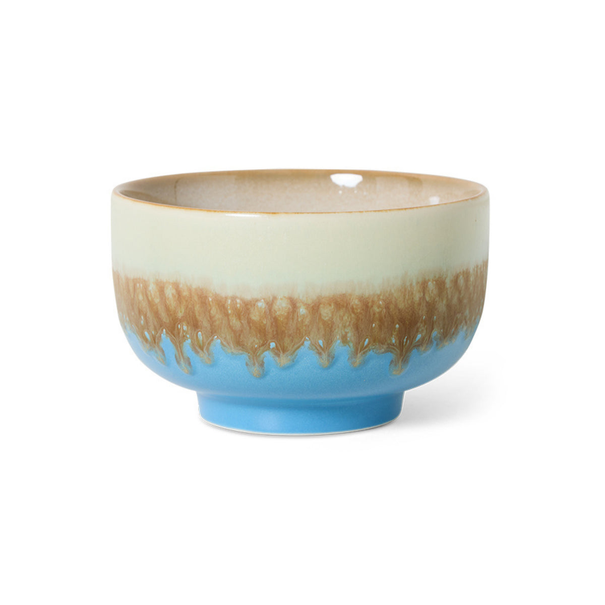 De HK Living 70s Ceramics Noodle Kom Azure D13 heeft een handgemaakt gradiënt ontwerp met een lichtbruine bovenkant, een bruin gestructureerd midden en een gladde blauwe onderkant, tegen een witte achtergrond.