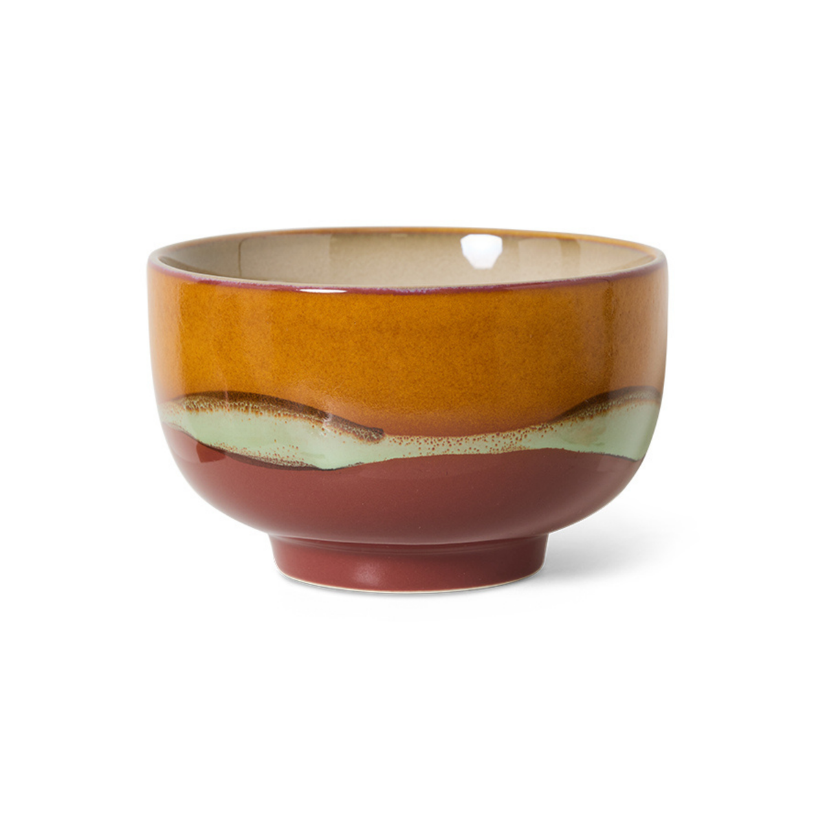De HK Living 70s Ceramics Noodle Kom Clay D13 is een keramische kom met een glanzende afwerking, met een amberbruine bovenkant, een roodbruine onderkant en een golvend groen accent tussen de kleuren, geïnspireerd op keramiek uit de jaren ’70.