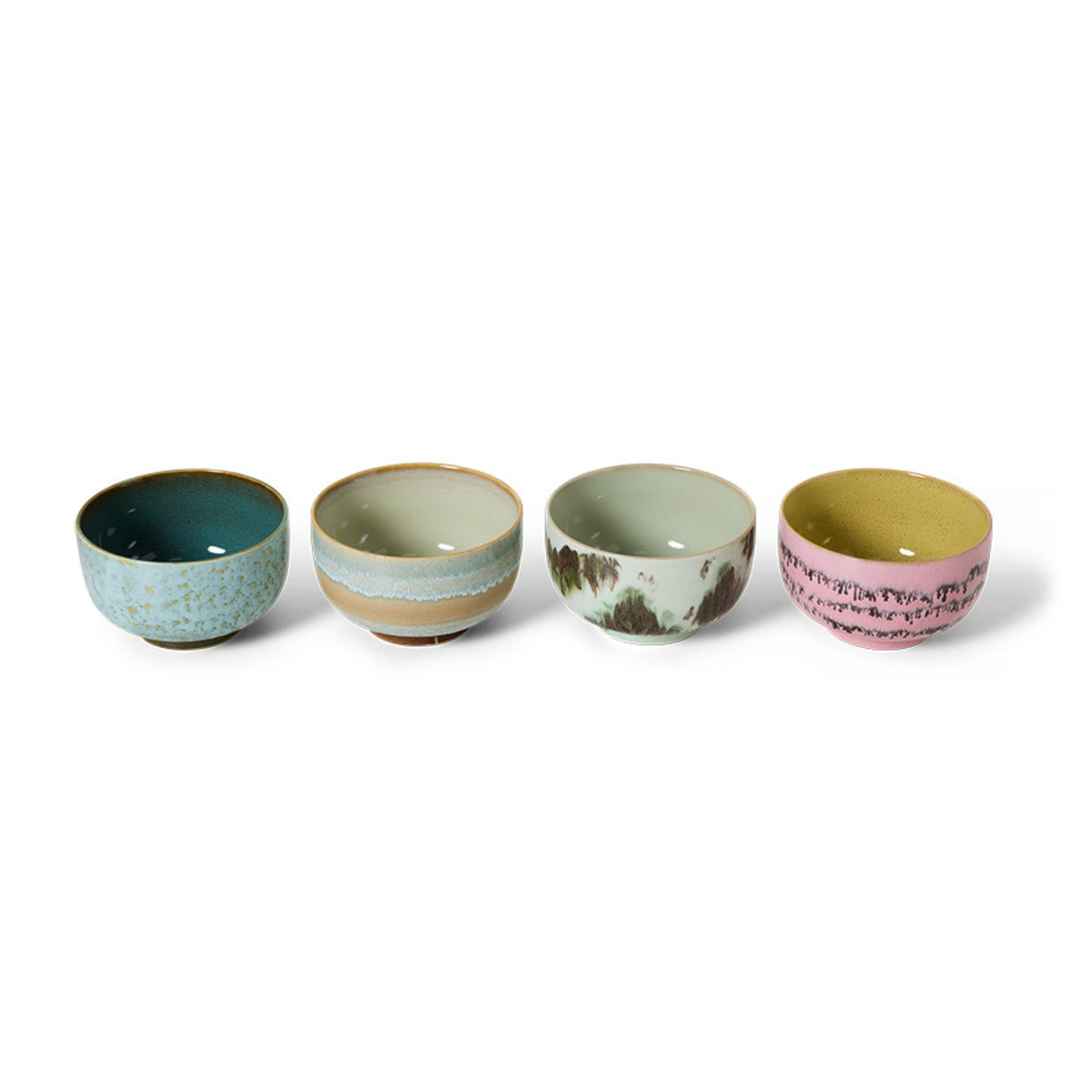 Vier kleine HK Living 70s Ceramics Noodle Kom Dada kommen staan op een rij, elk met een uniek ontwerp en kleur - blauw, beige, groen met bruin en roze met een gedessineerde rand - tegen een witte achtergrond.
