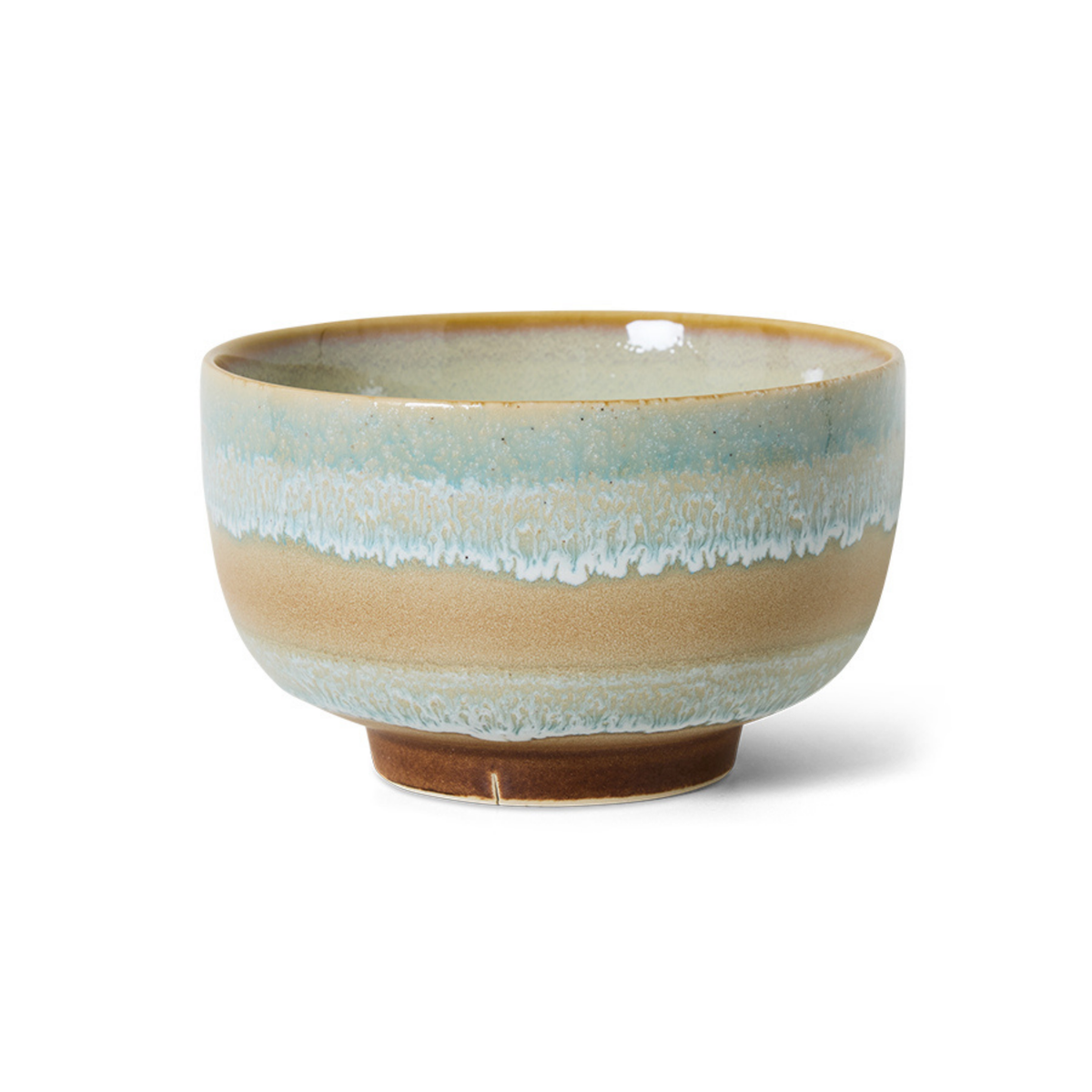 De HK Living 70s Ceramics Noodle Kom Skyline D13 heeft een brede opening en is voorzien van aardse bruine, beige en blauwe geglazuurde banden met een licht verhoogde voet op een witte achtergrond.